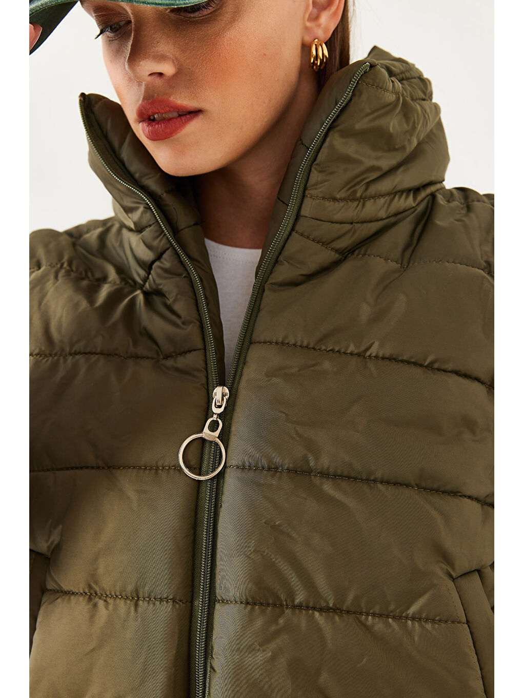 Haki Kadın Dikiş Detaylı Dik Yaka Su Geçirmez Kısa Şişme Mont-3