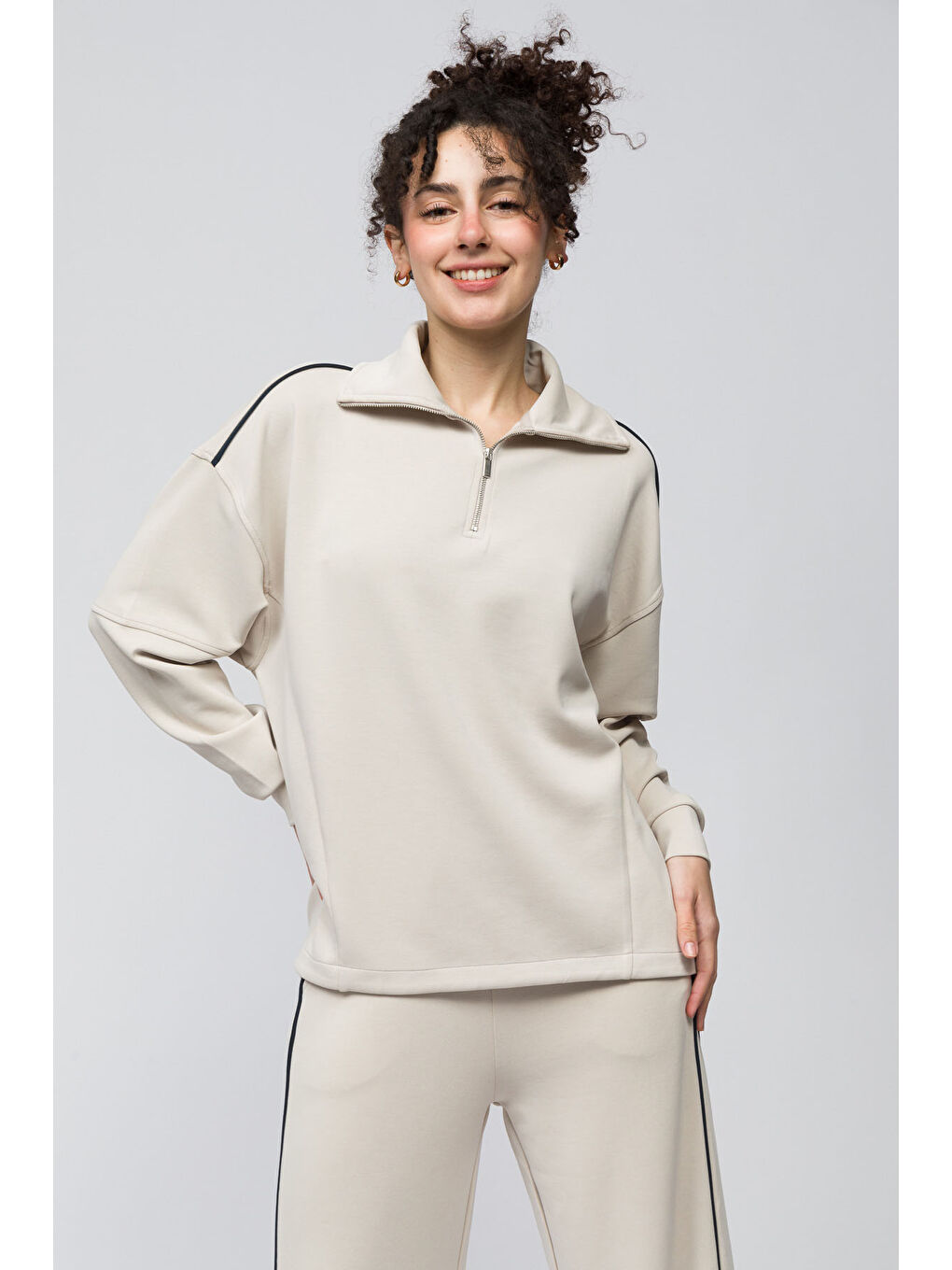 Bej Lugo   Tek Biyeli Oversize Yakası Fermuar Detaylı Önü Kısa Arkası Uzun Modal Sweatshirt   Taş Renk