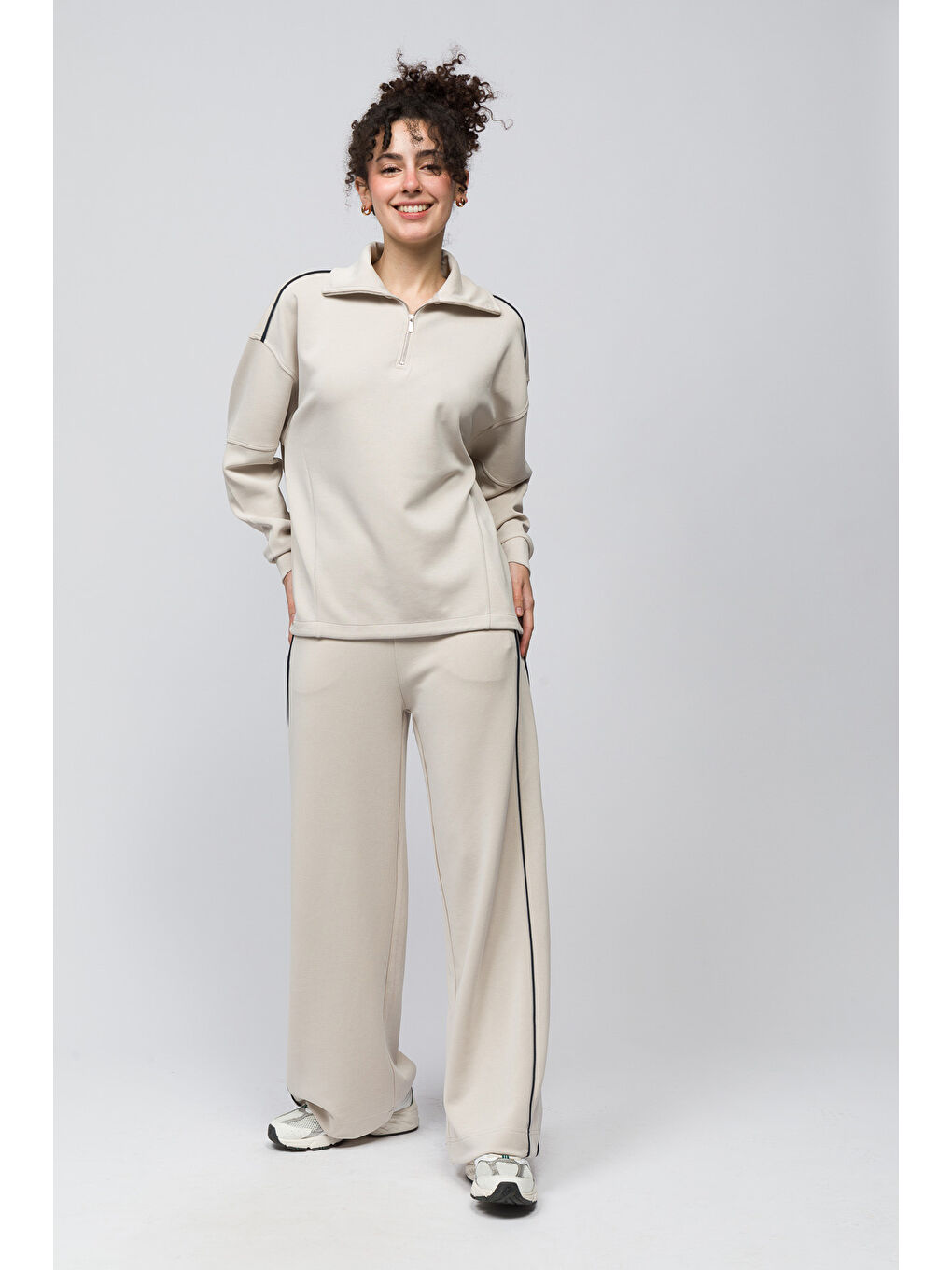 Bej Lugo   Tek Biyeli Oversize Yakası Fermuar Detaylı Önü Kısa Arkası Uzun Modal Sweatshirt   Taş Renk-1