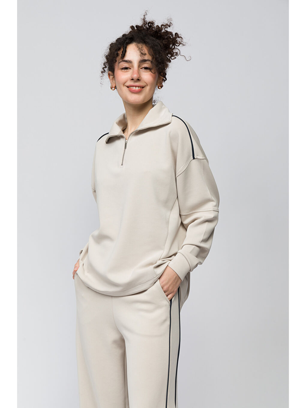 Bej Lugo   Tek Biyeli Oversize Yakası Fermuar Detaylı Önü Kısa Arkası Uzun Modal Sweatshirt   Taş Renk-2