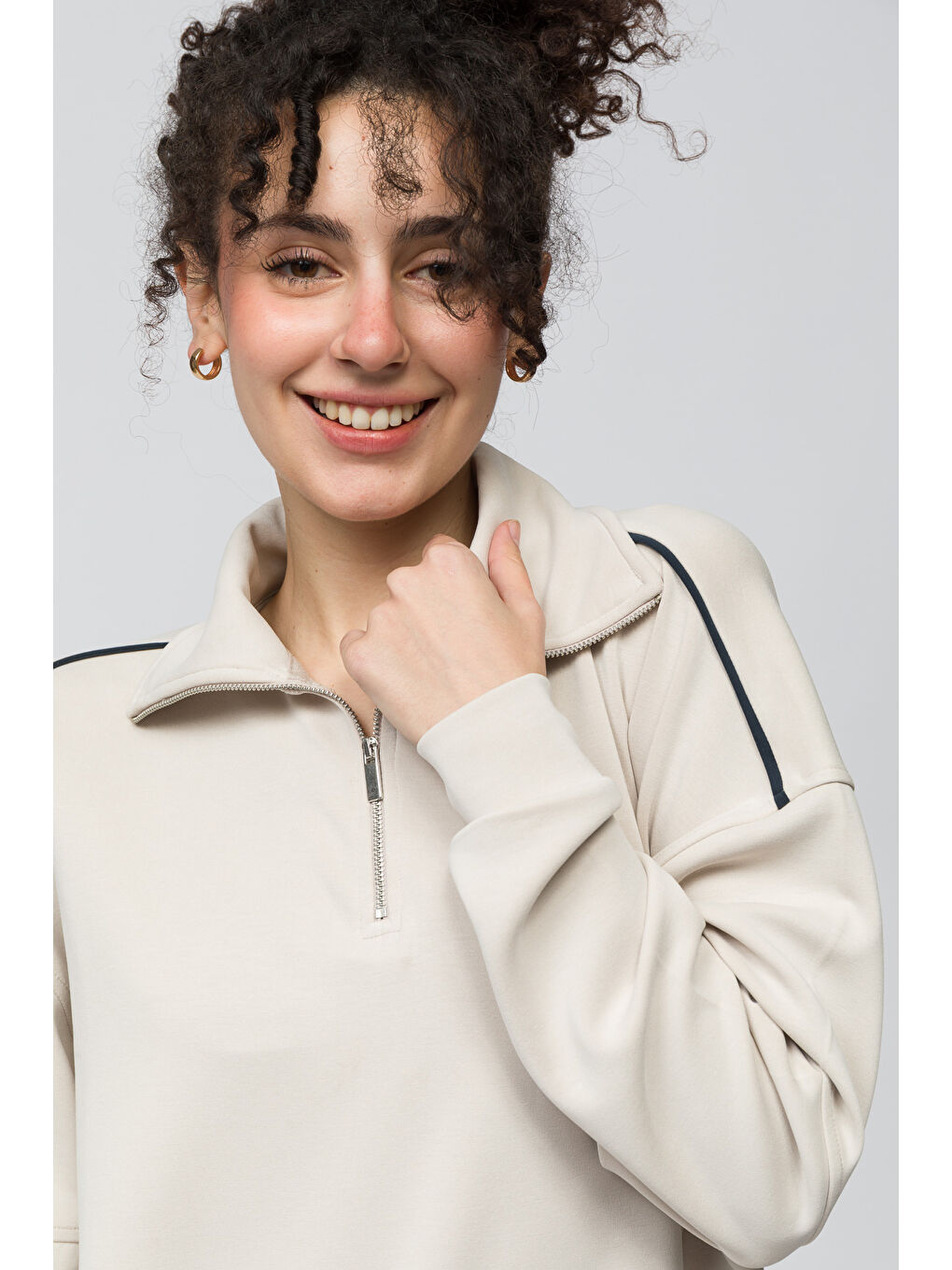 Bej Lugo   Tek Biyeli Oversize Yakası Fermuar Detaylı Önü Kısa Arkası Uzun Modal Sweatshirt   Taş Renk-3