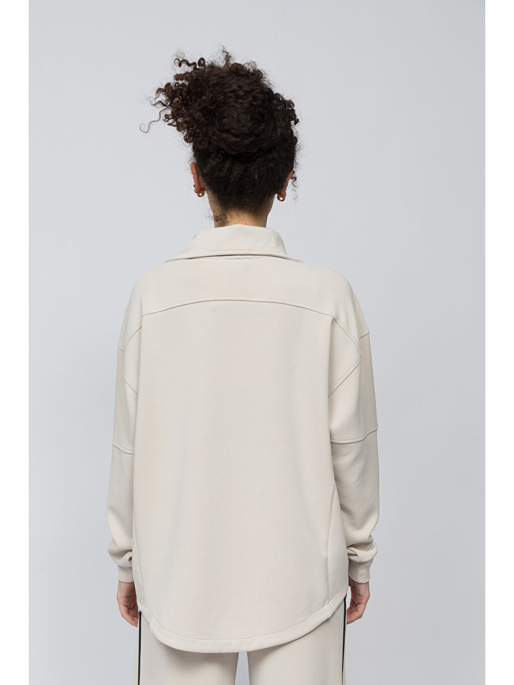 Bej Lugo   Tek Biyeli Oversize Yakası Fermuar Detaylı Önü Kısa Arkası Uzun Modal Sweatshirt   Taş Renk-4