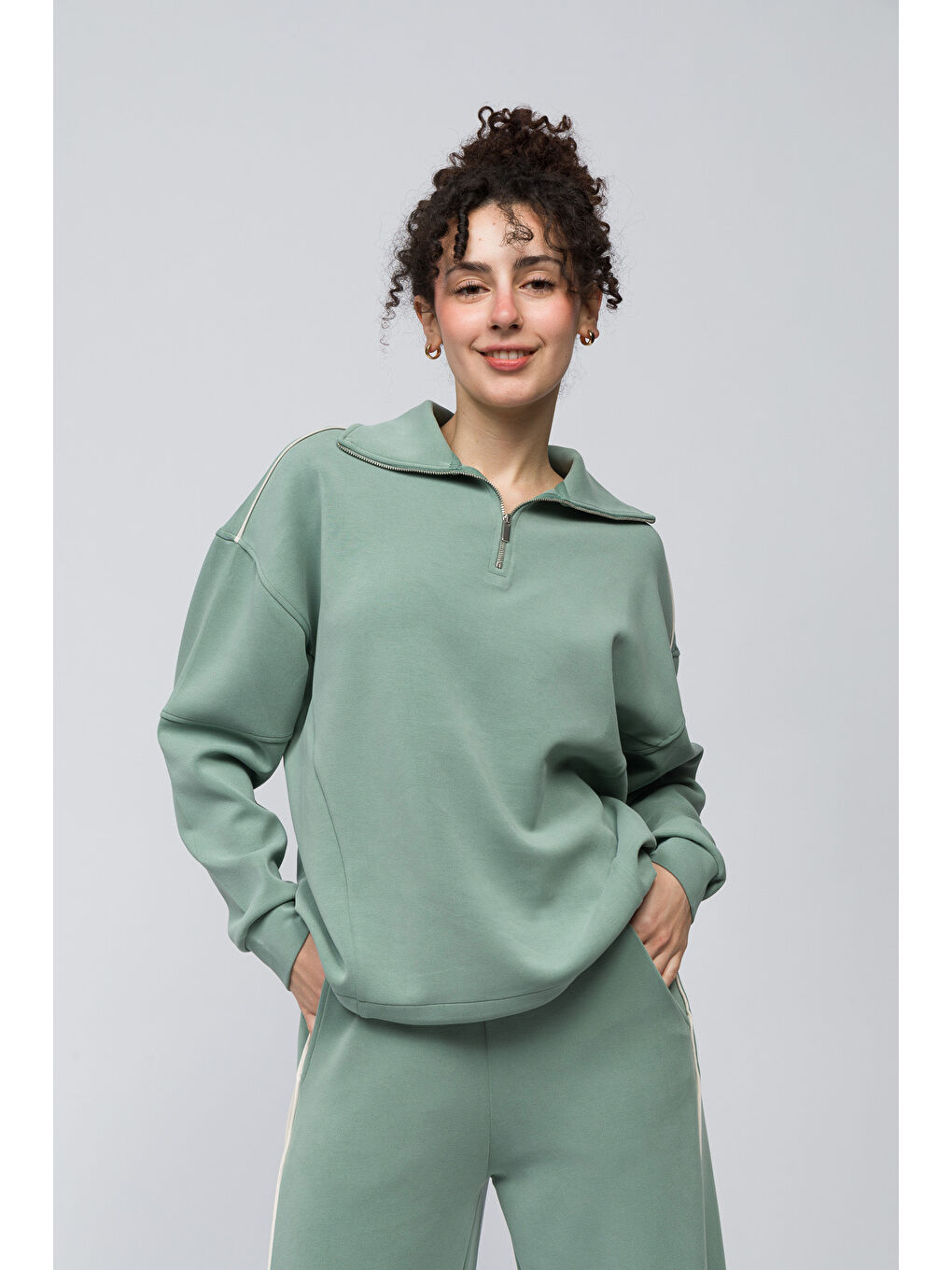 Lugo   Tek Biyeli Oversize Yakası Fermuar Detaylı Önü Kısa Arkası Uzun Modal Sweatshirt   Açık Yeşil