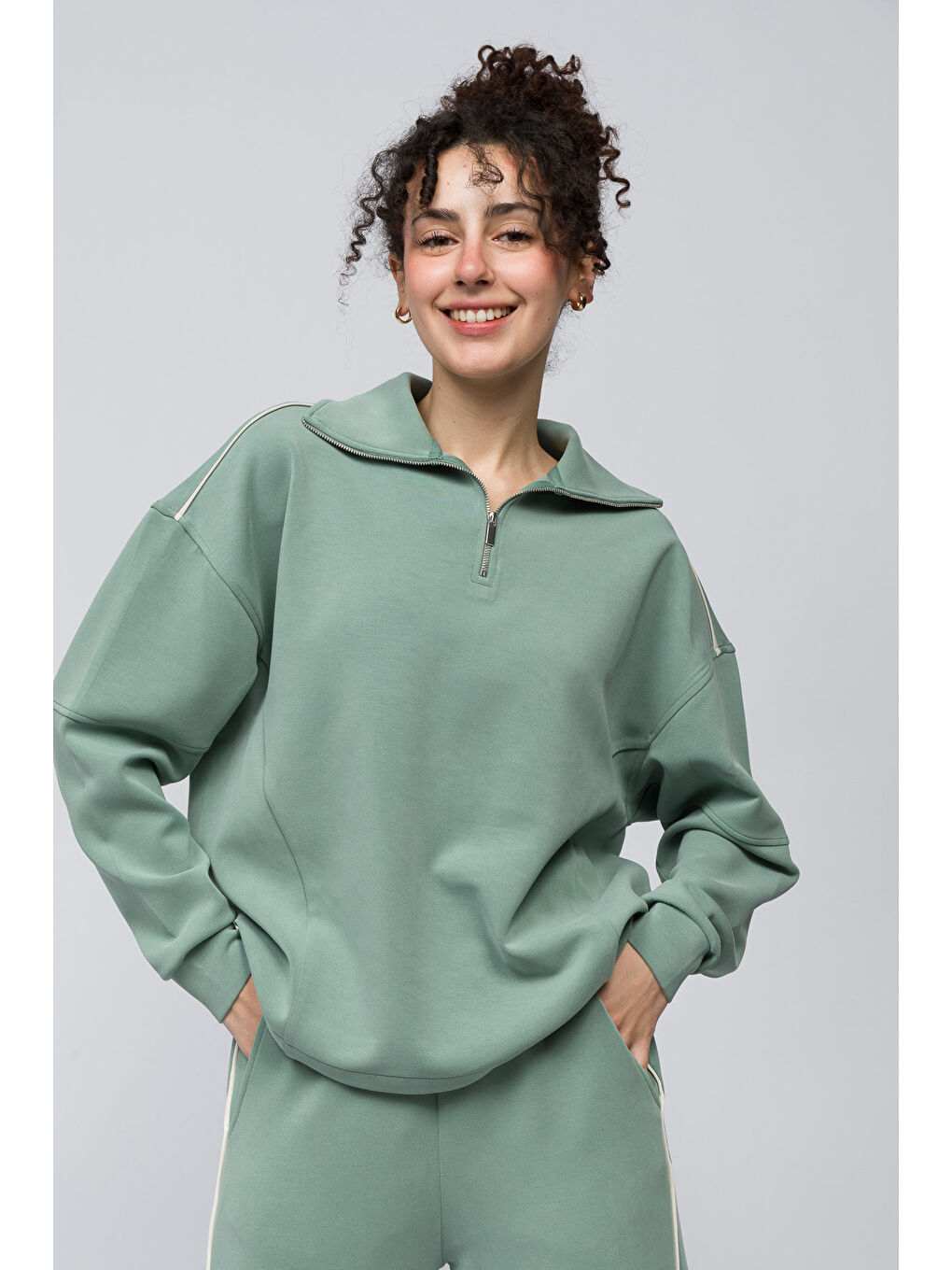 Lugo   Tek Biyeli Oversize Yakası Fermuar Detaylı Önü Kısa Arkası Uzun Modal Sweatshirt   Açık Yeşil-1