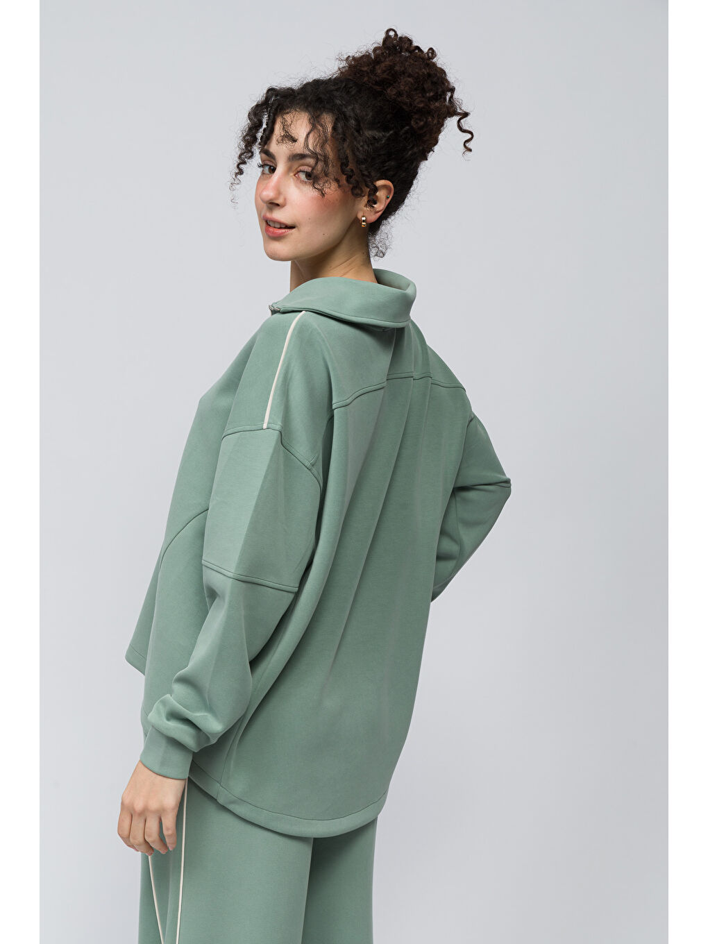 Lugo   Tek Biyeli Oversize Yakası Fermuar Detaylı Önü Kısa Arkası Uzun Modal Sweatshirt   Açık Yeşil-3