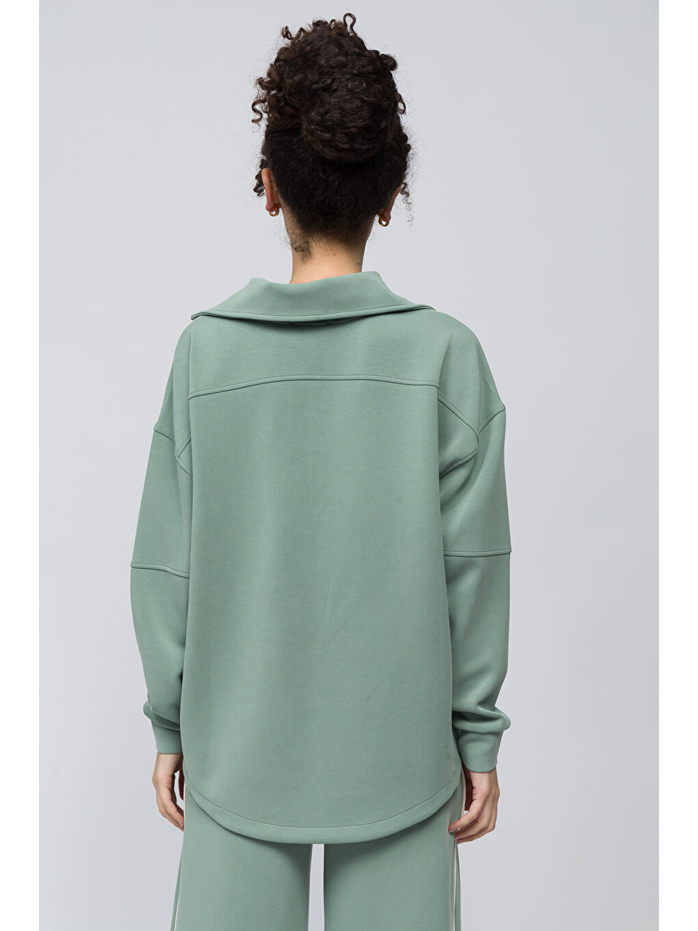 Lugo   Tek Biyeli Oversize Yakası Fermuar Detaylı Önü Kısa Arkası Uzun Modal Sweatshirt   Açık Yeşil-4