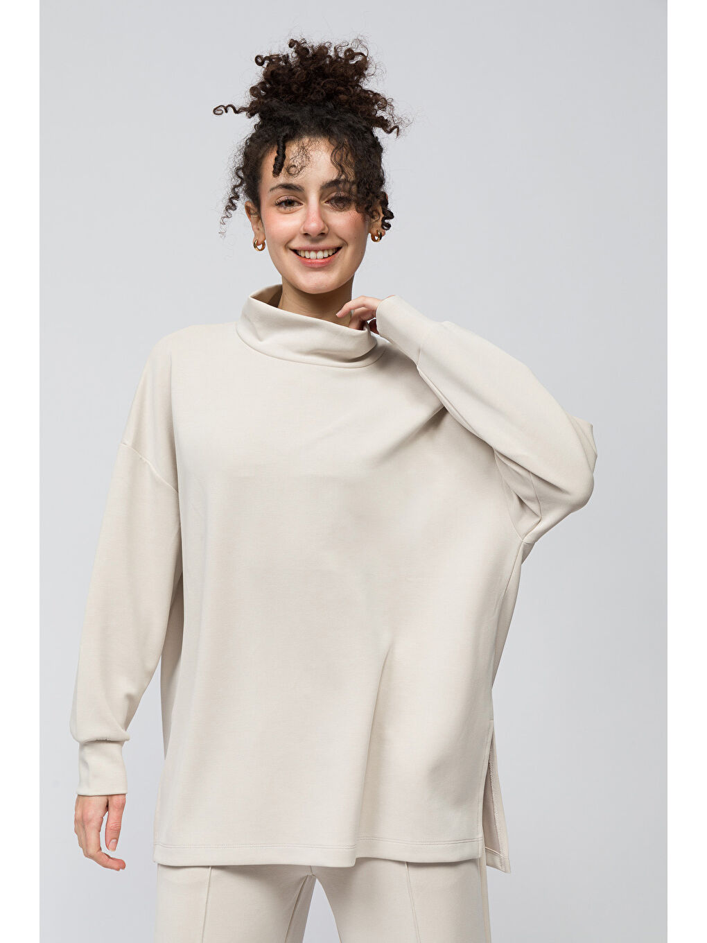 Bej Monza   Balıkçı Yaka Yanları Yırtmaç Detaylı Düz Modal Sweatshirt   Taş Renk