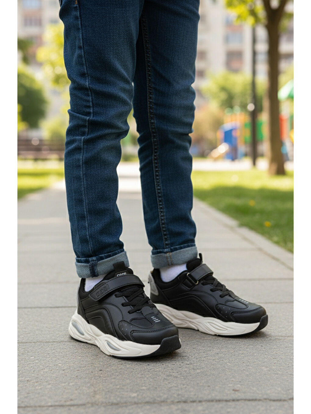 Siyah Beyaz Cırtlı Hafifi Erkek Çocuk Spor Ayakkabı Toti Cilt F-2