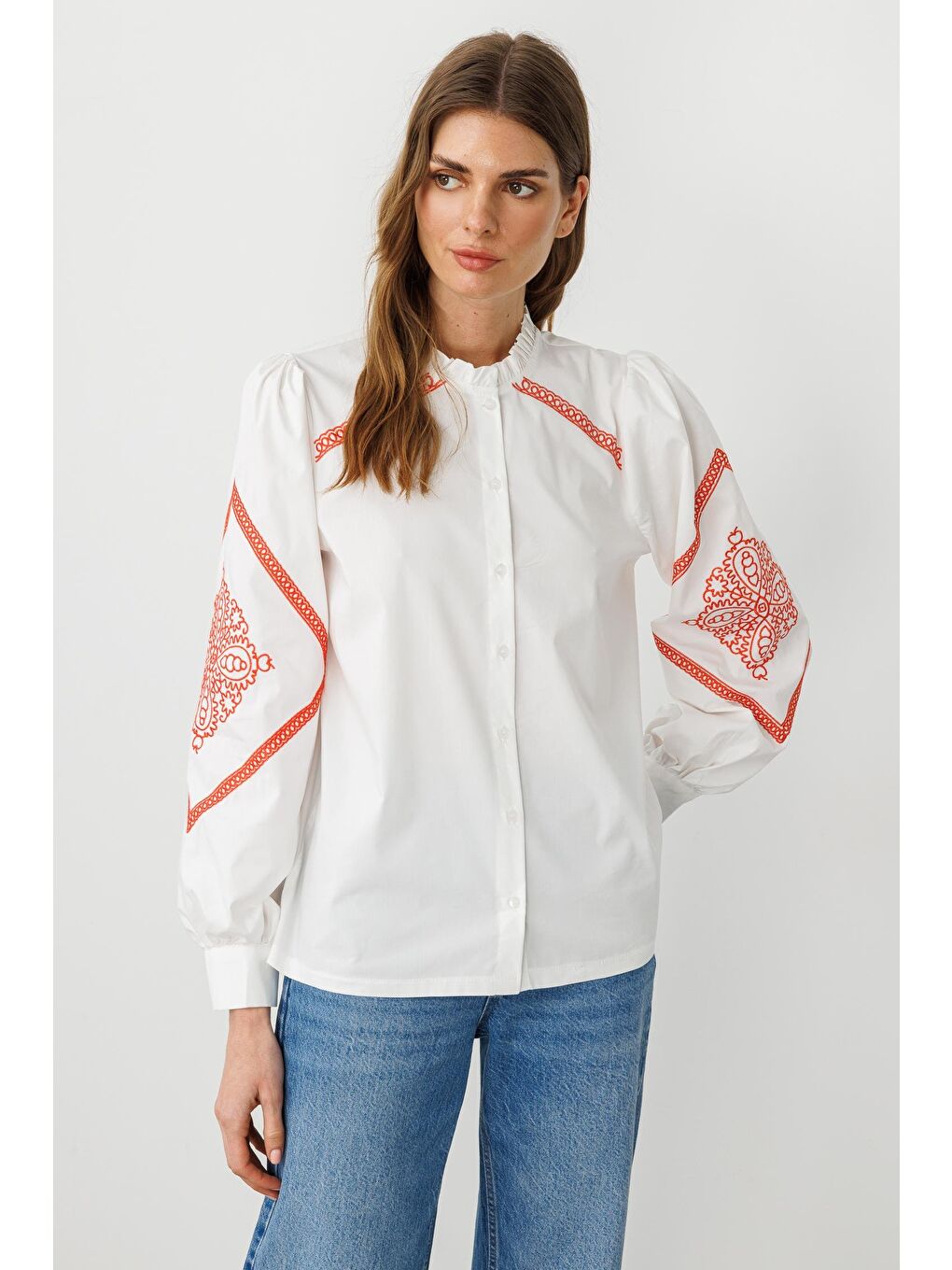 Beyaz Pamuklu Nakış Detaylı, Balon Kollu Fırfır Yakalı Etnik Gömlek