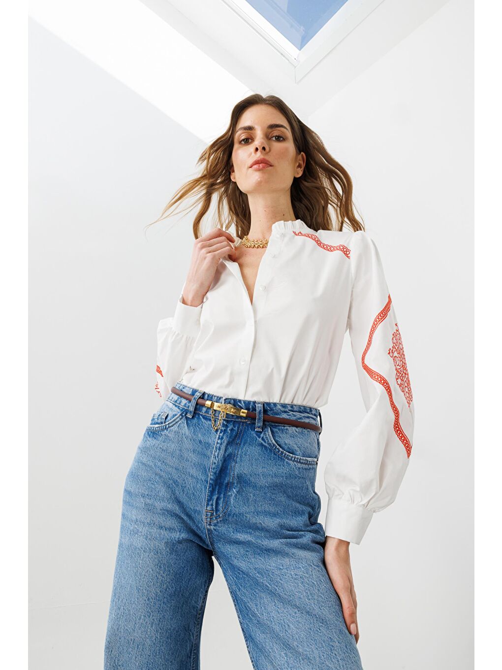 Beyaz Pamuklu Nakış Detaylı, Balon Kollu Fırfır Yakalı Etnik Gömlek-2
