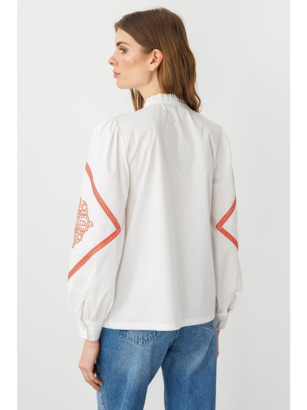 Beyaz Pamuklu Nakış Detaylı, Balon Kollu Fırfır Yakalı Etnik Gömlek-4