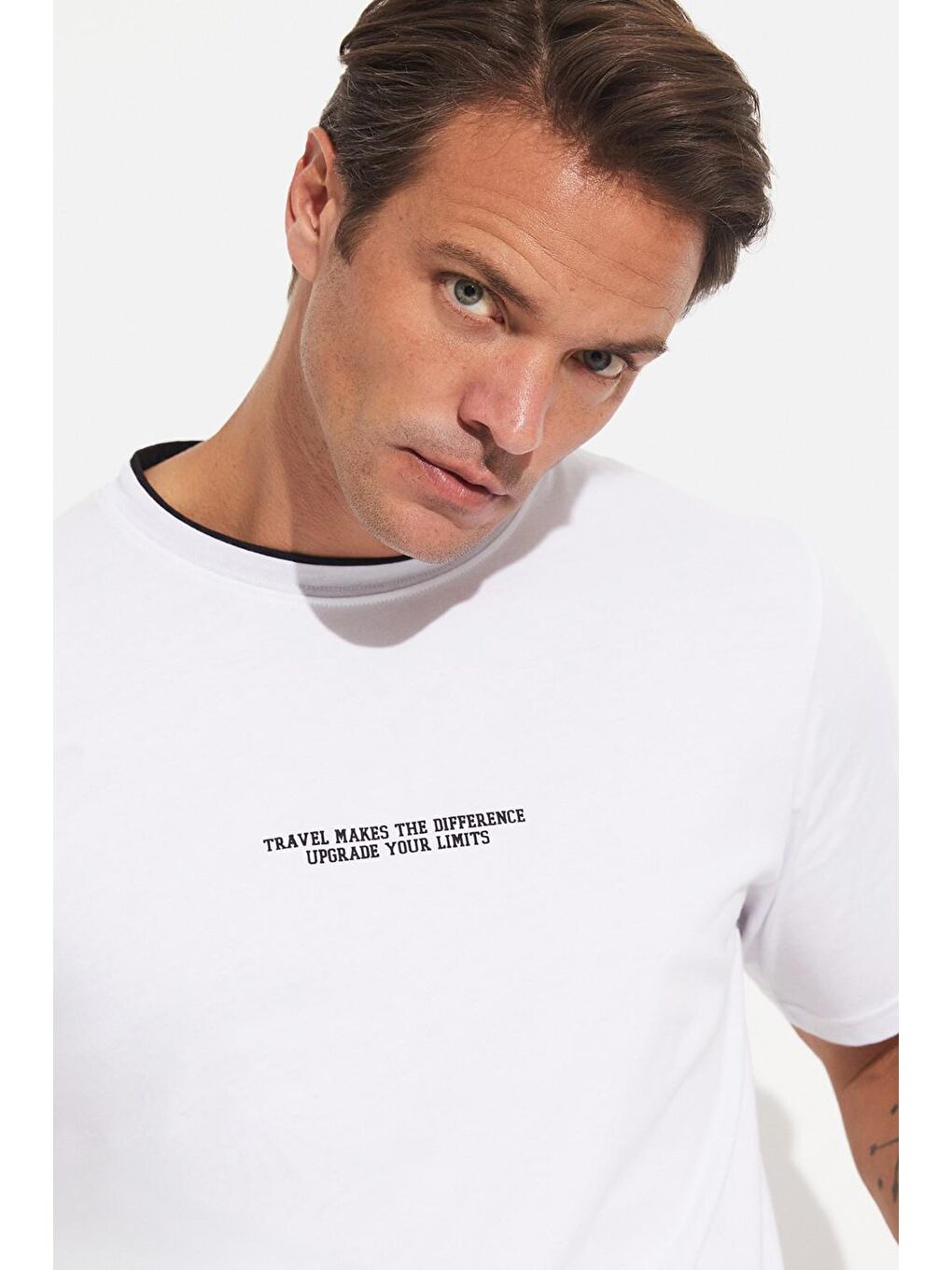 Beyaz Bisiklet Yaka Kısa Kollu Baskılı Erkek Tişört