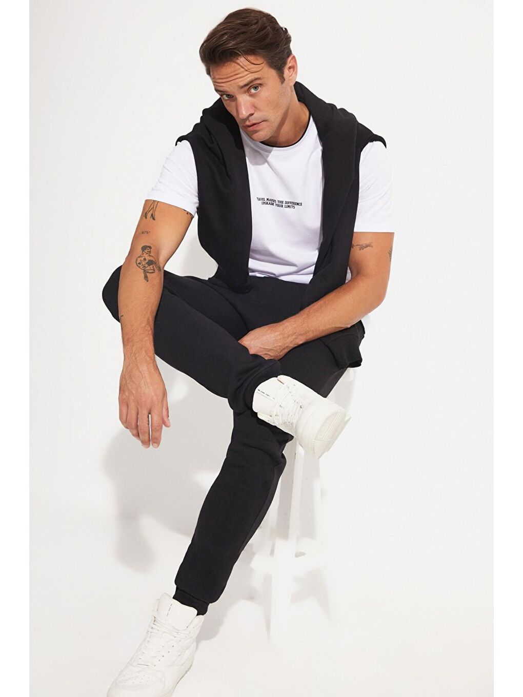 Beyaz Bisiklet Yaka Kısa Kollu Baskılı Erkek Tişört-1