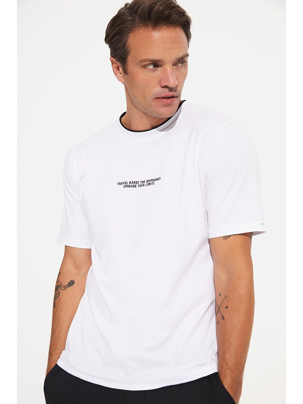 Beyaz Bisiklet Yaka Kısa Kollu Baskılı Erkek Tişört-2