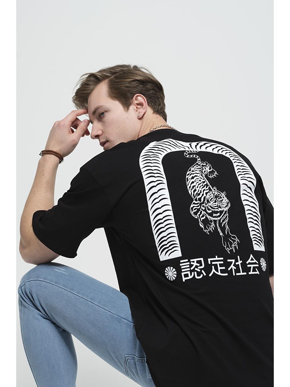 Siyah Baskılı Unisex Oversize Bisiklet Yaka Tişört-2