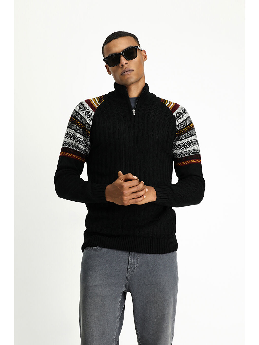 Siyah Dik Yaka Slim Fit Dar Kesim Fermuarlı Desenli Triko Kazak