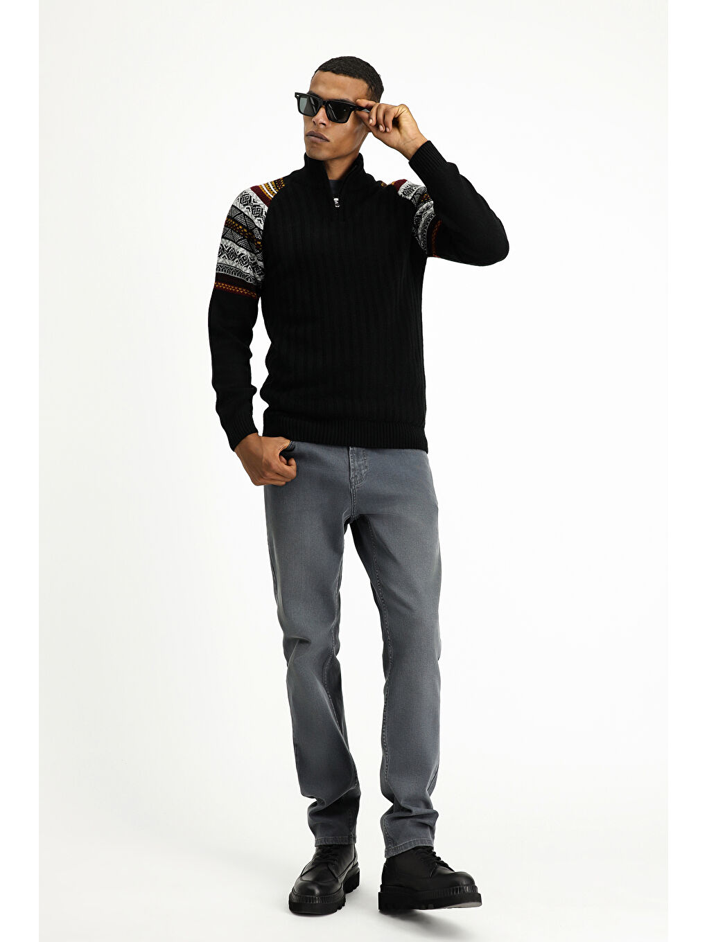 Siyah Dik Yaka Slim Fit Dar Kesim Fermuarlı Desenli Triko Kazak-2