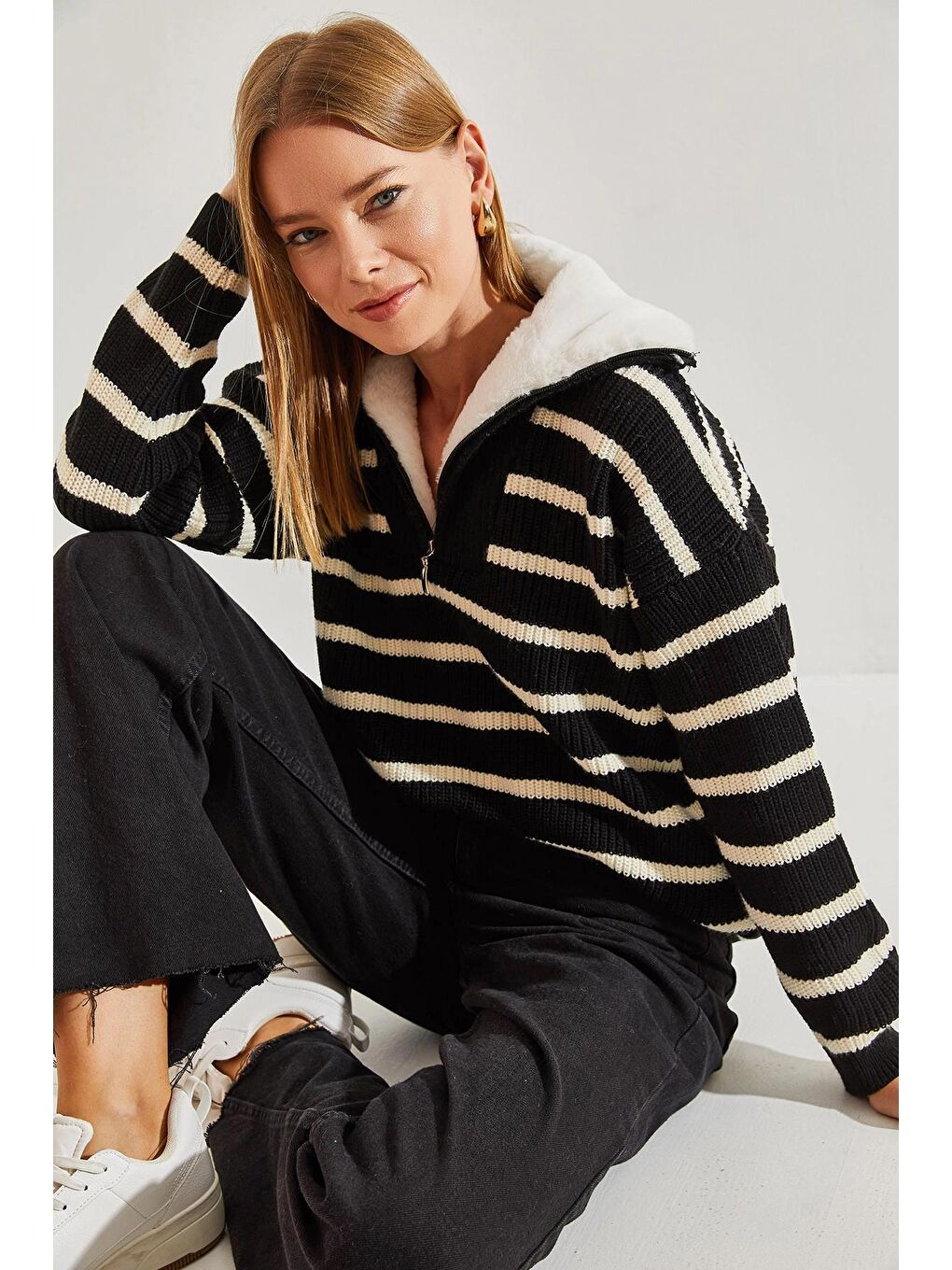 Siyah Kadın Yakası Kürklü Çizgili Fermuarlı Triko Kazak