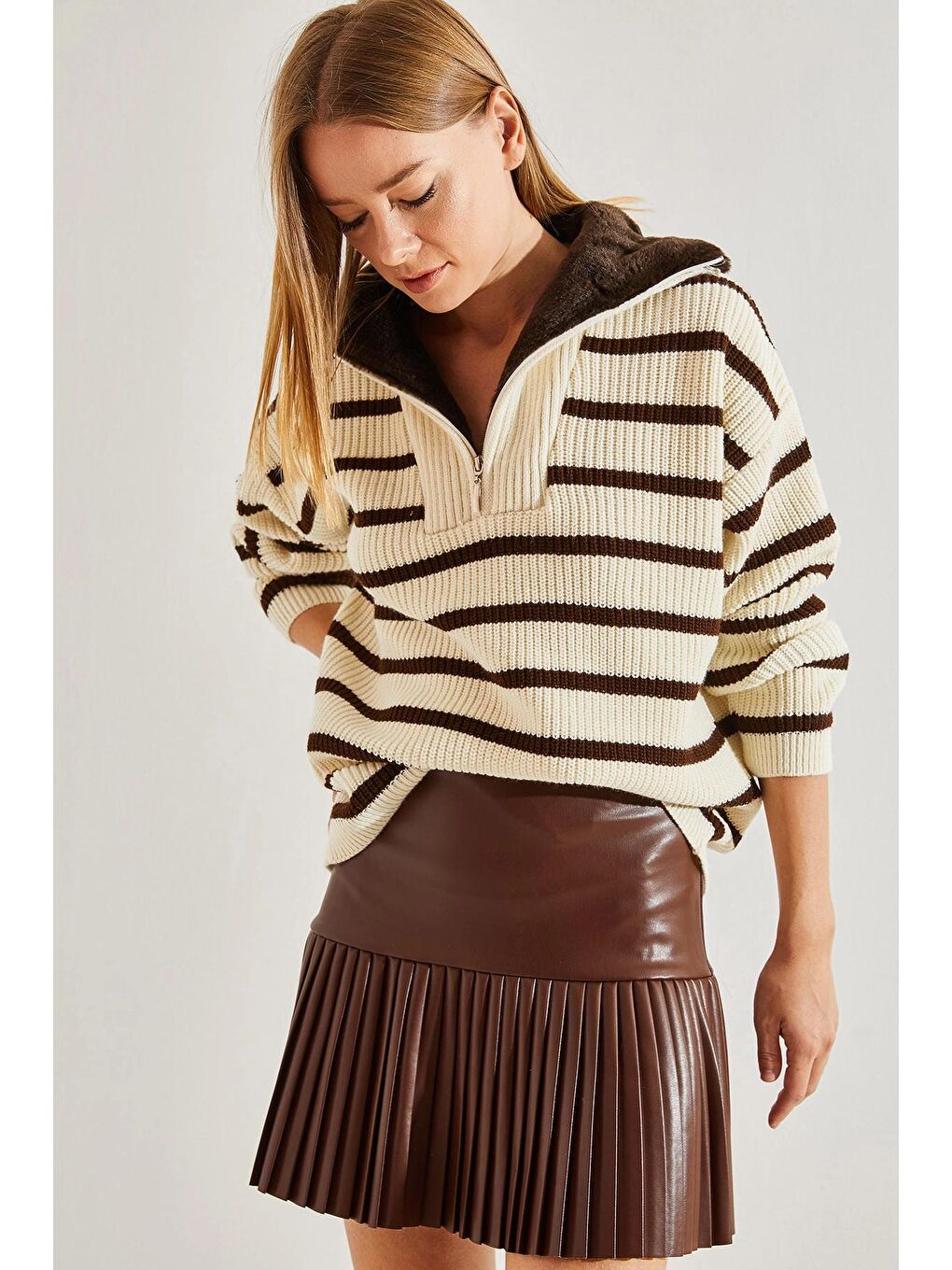 Bej Kadın Yakası Kürklü Çizgili Fermuarlı Triko Kazak