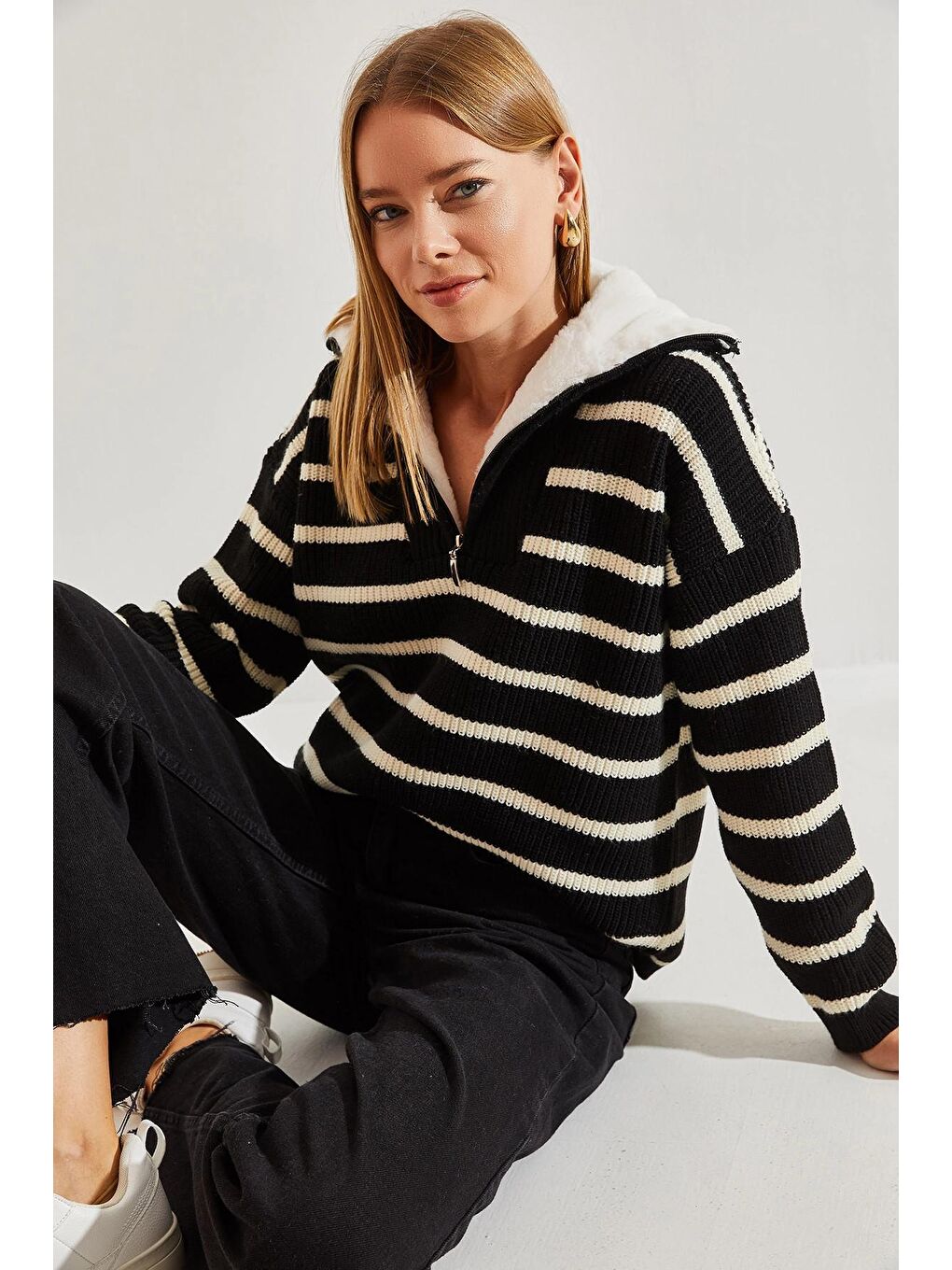 Siyah Kadın Yakası Kürklü Çizgili Fermuarlı Triko Kazak-1