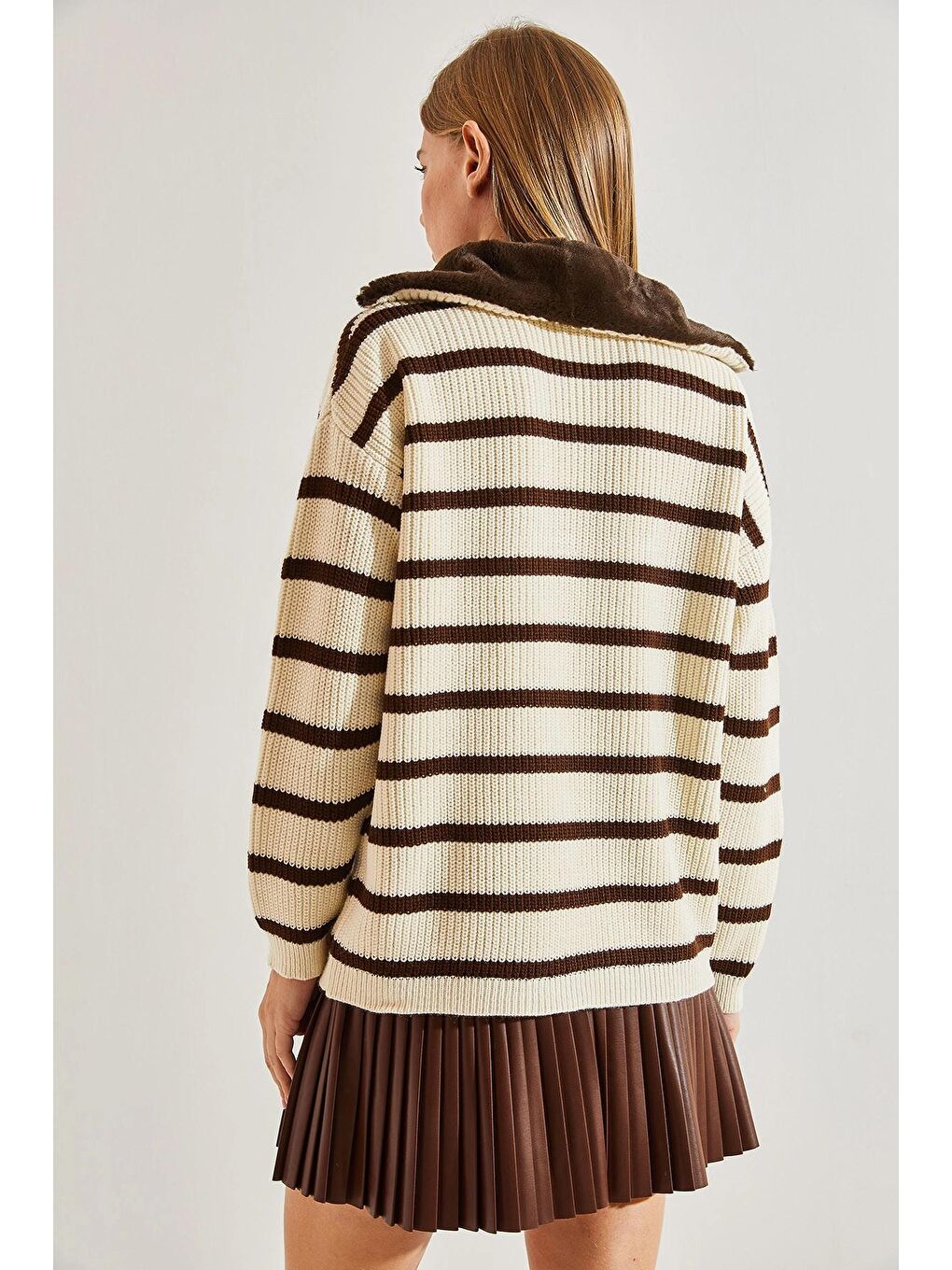 Bej Kadın Yakası Kürklü Çizgili Fermuarlı Triko Kazak-1