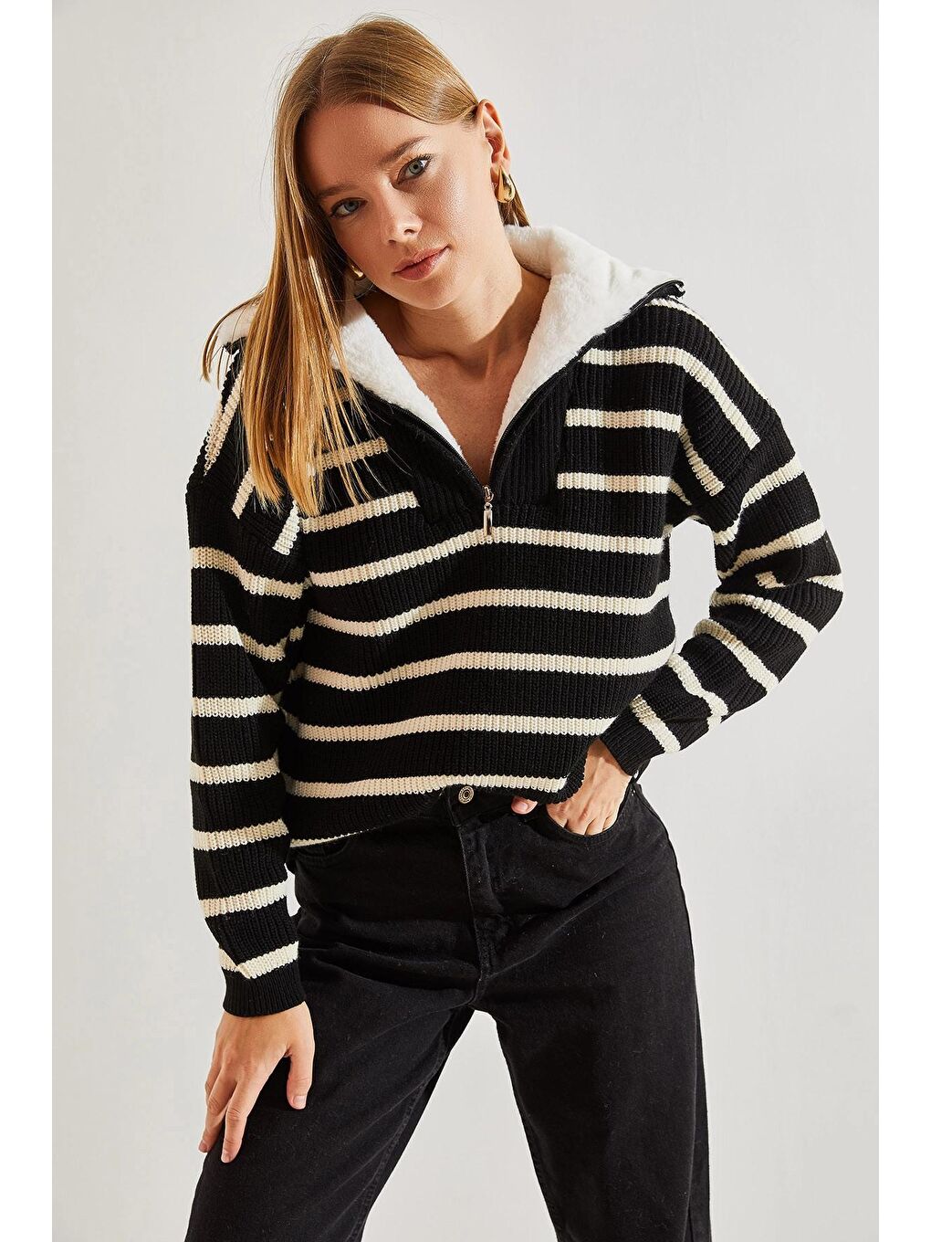 Siyah Kadın Yakası Kürklü Çizgili Fermuarlı Triko Kazak-2