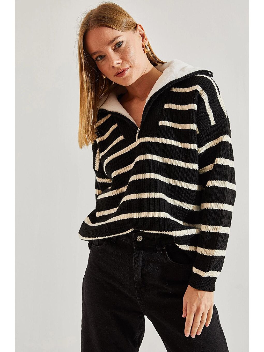 Siyah Kadın Yakası Kürklü Çizgili Fermuarlı Triko Kazak-3