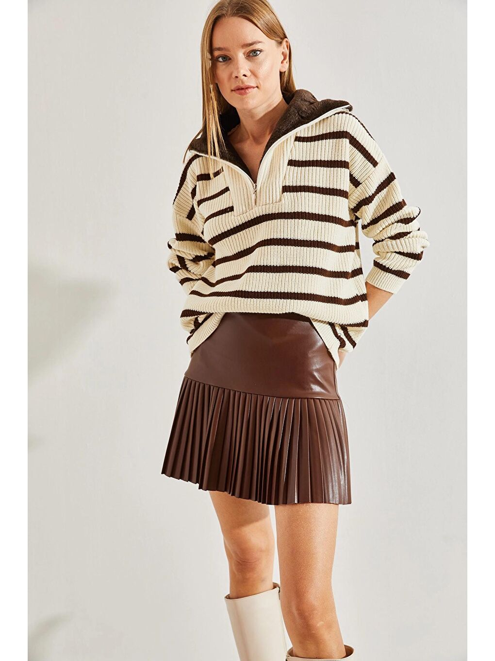 Bej Kadın Yakası Kürklü Çizgili Fermuarlı Triko Kazak-3