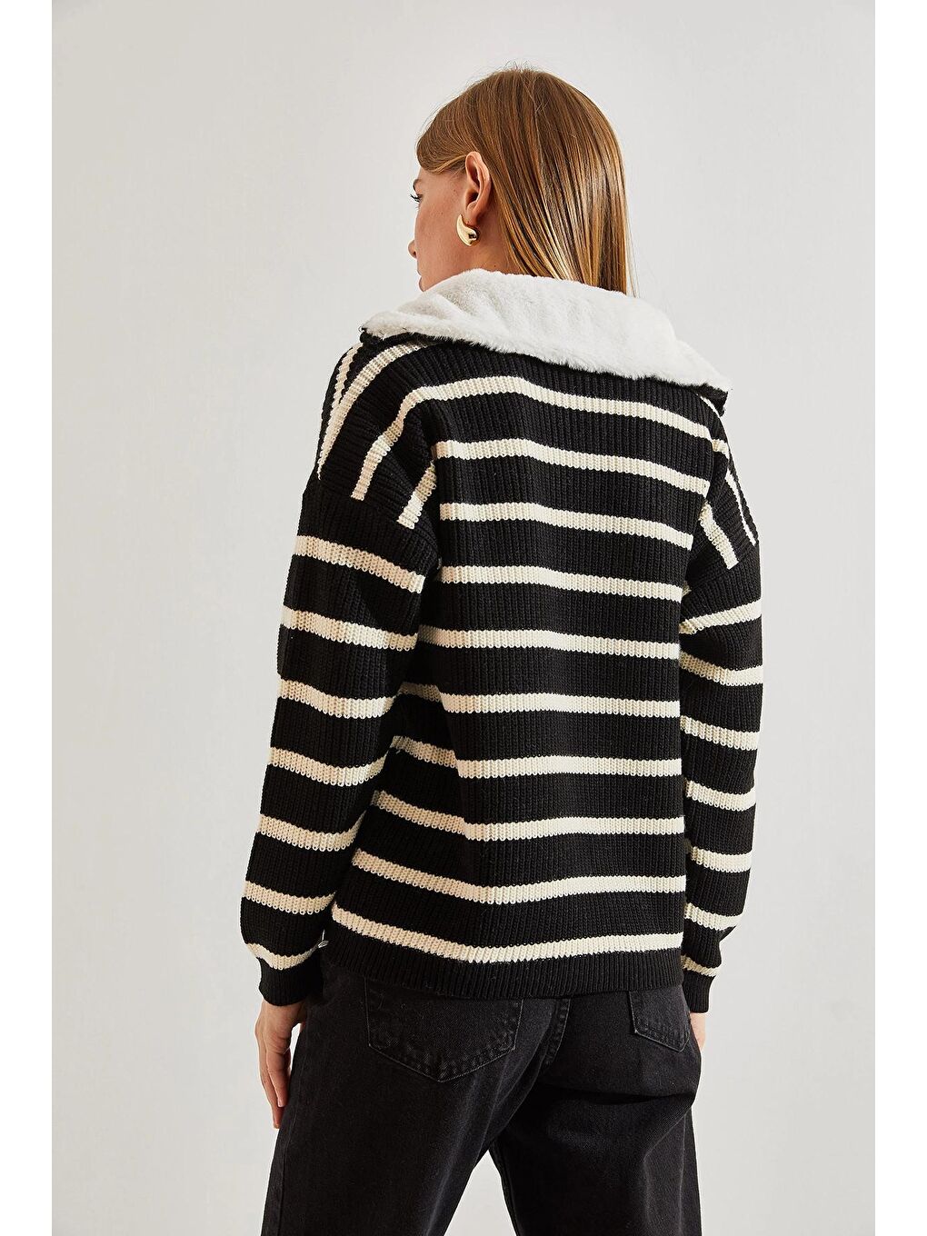 Siyah Kadın Yakası Kürklü Çizgili Fermuarlı Triko Kazak-4