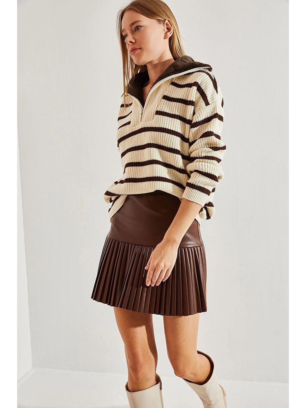 Bej Kadın Yakası Kürklü Çizgili Fermuarlı Triko Kazak-4