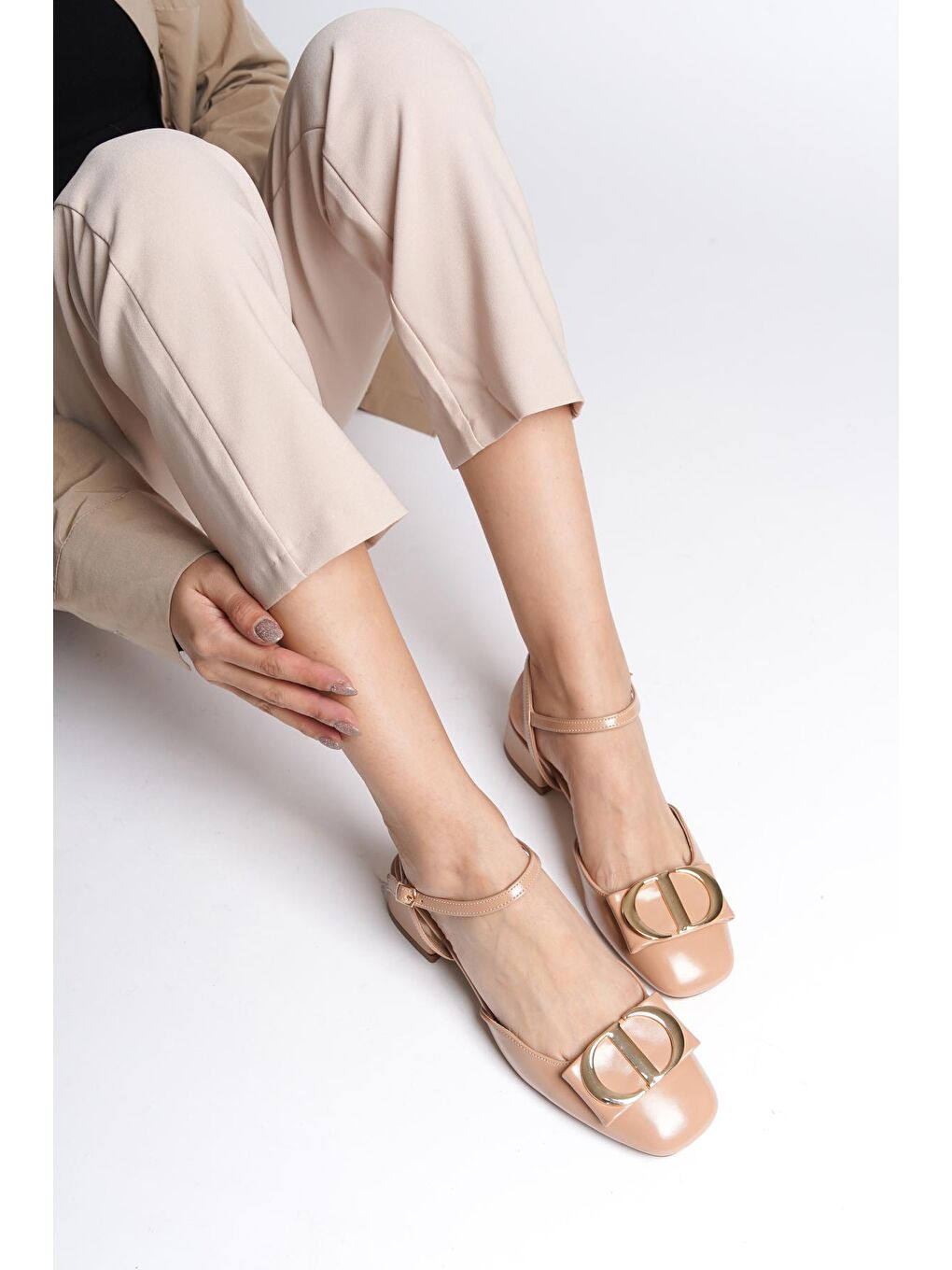 Bej Arkası Açık Tokalı Kısa Topuklu Kadın Babet Ayakkabı