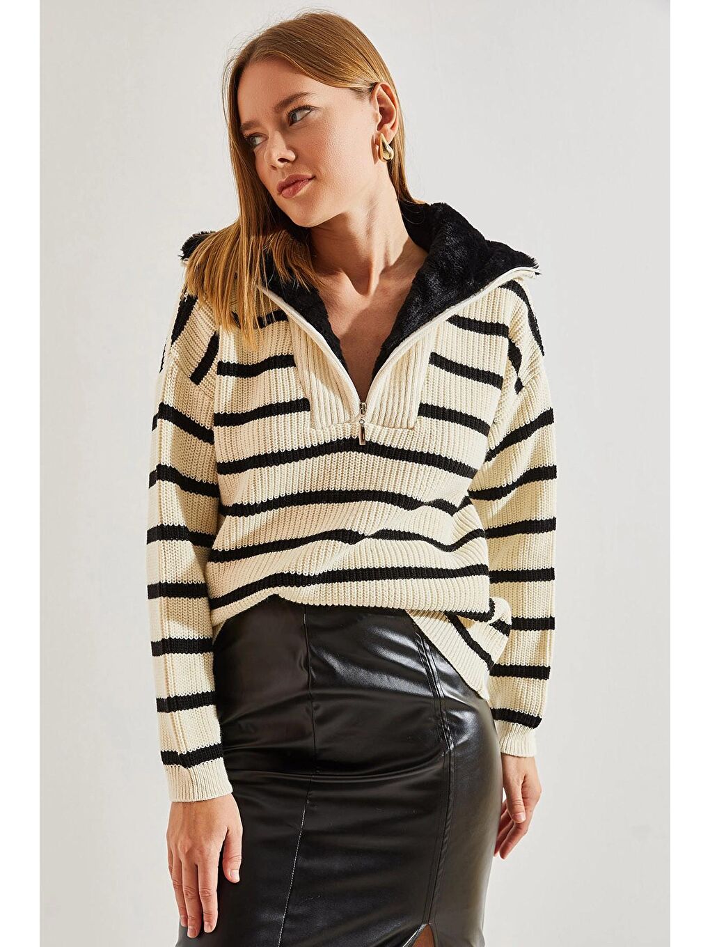 Bej Kadın Yakası Kürklü Çizgili Fermuarlı Triko Kazak