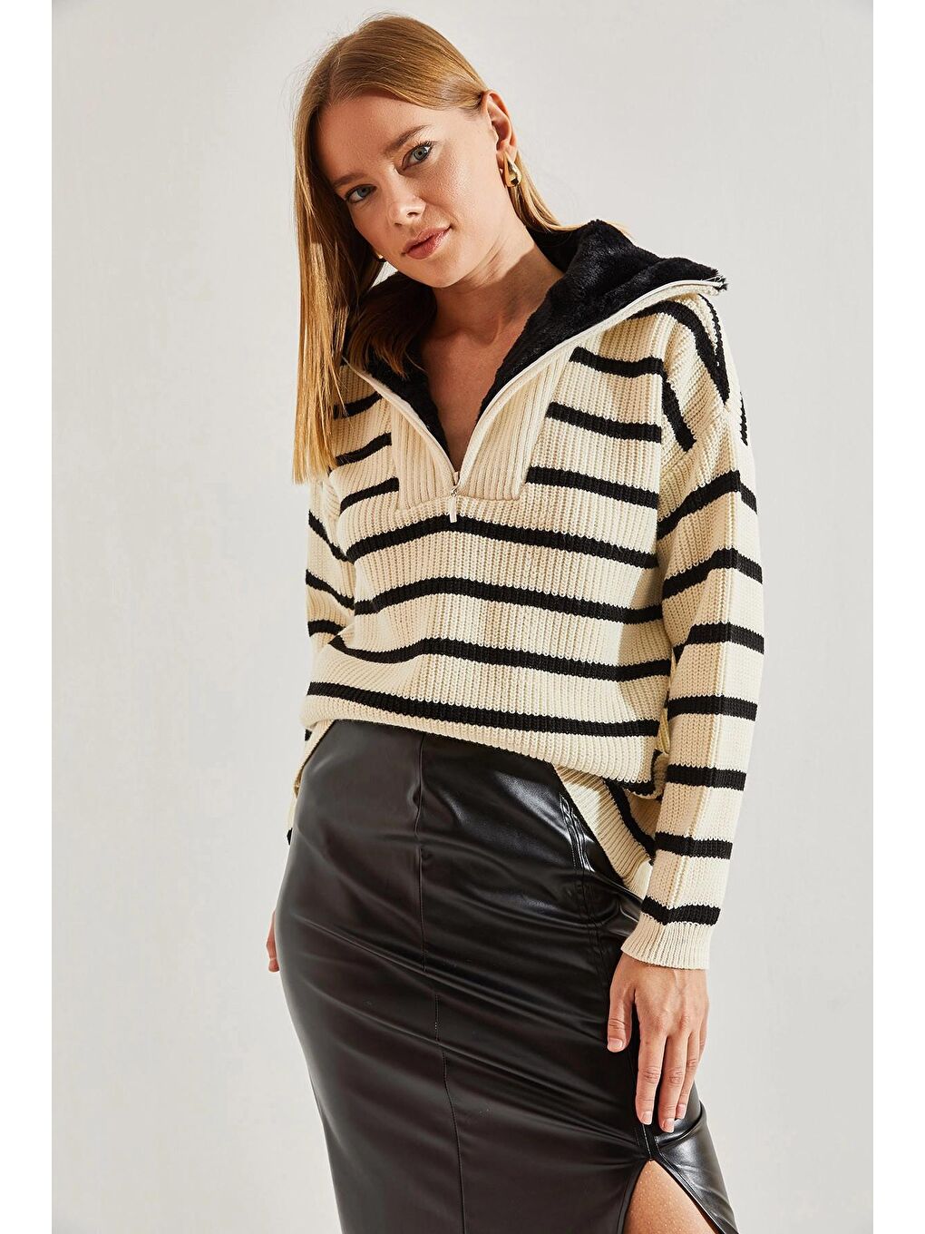 Bej Kadın Yakası Kürklü Çizgili Fermuarlı Triko Kazak-1