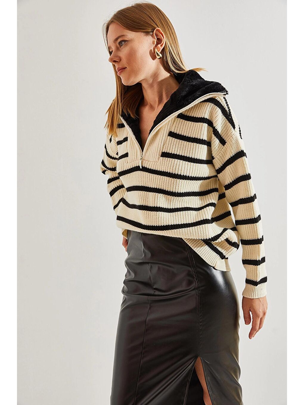 Bej Kadın Yakası Kürklü Çizgili Fermuarlı Triko Kazak-2