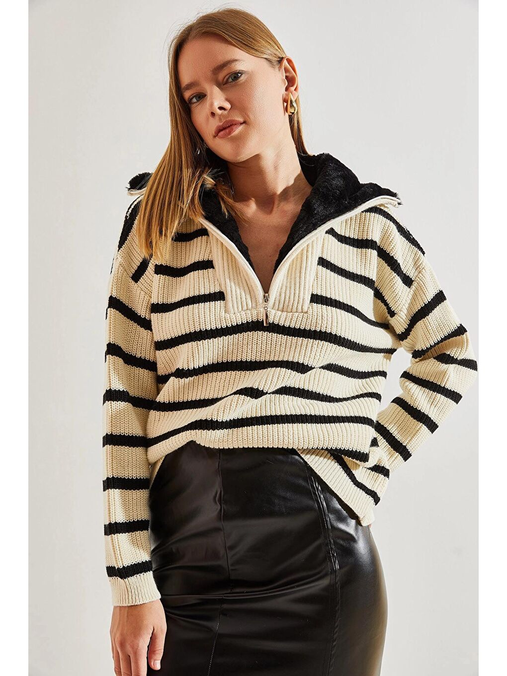 Bej Kadın Yakası Kürklü Çizgili Fermuarlı Triko Kazak-3