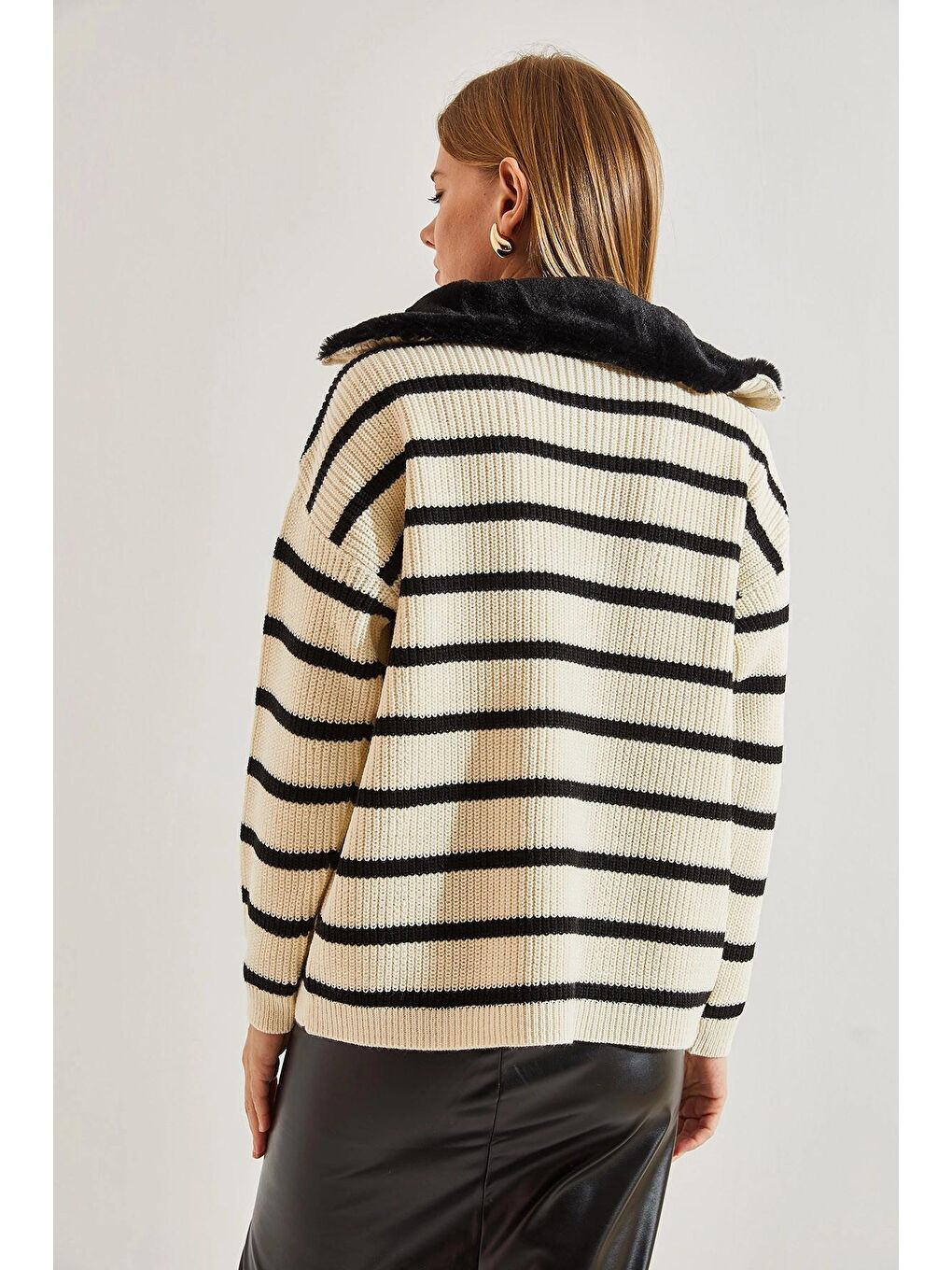Bej Kadın Yakası Kürklü Çizgili Fermuarlı Triko Kazak-4