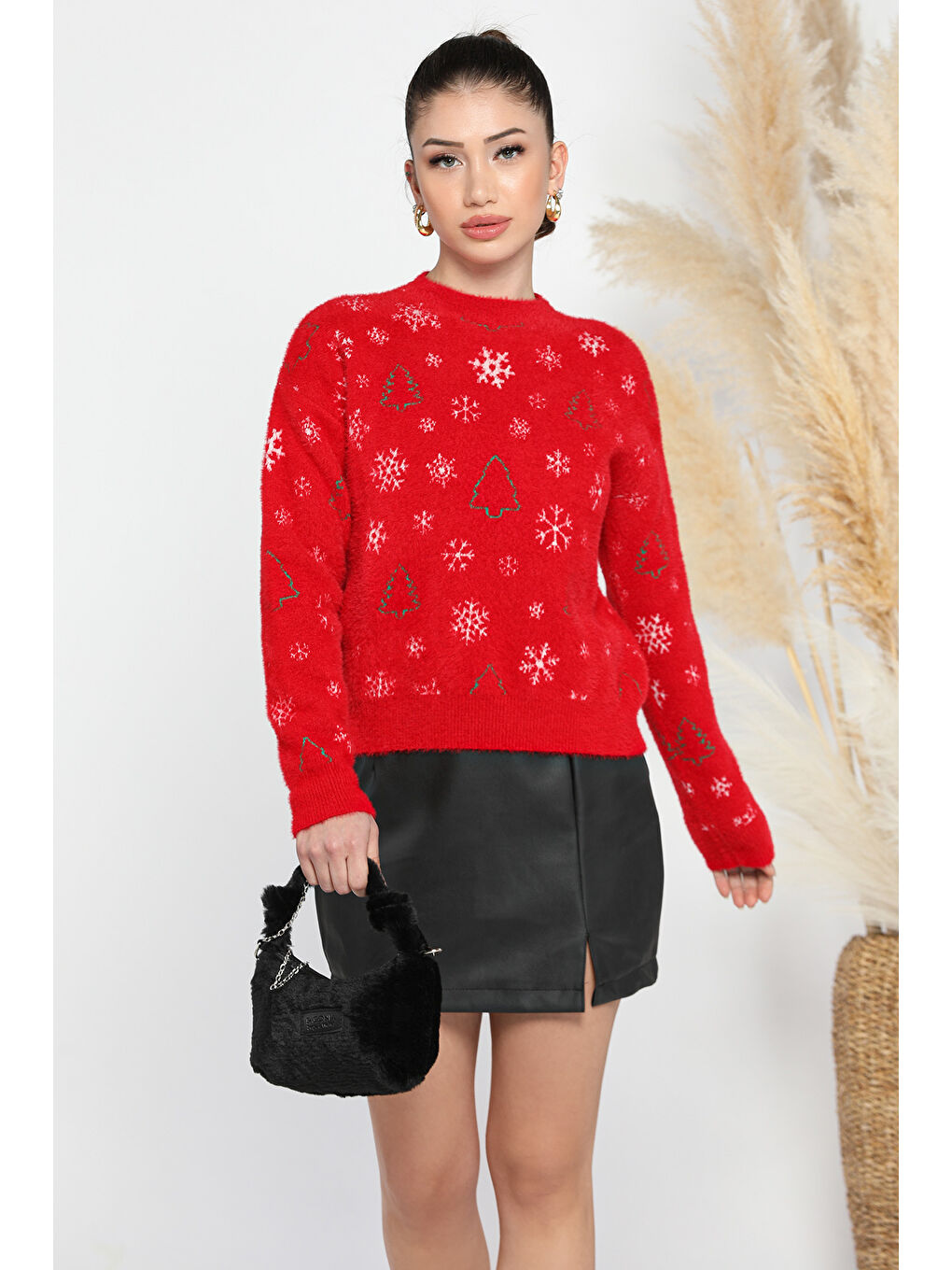 Kırmızı Kadın Yılbaşı Temalı Şardonlu  İplik Triiko Kazak