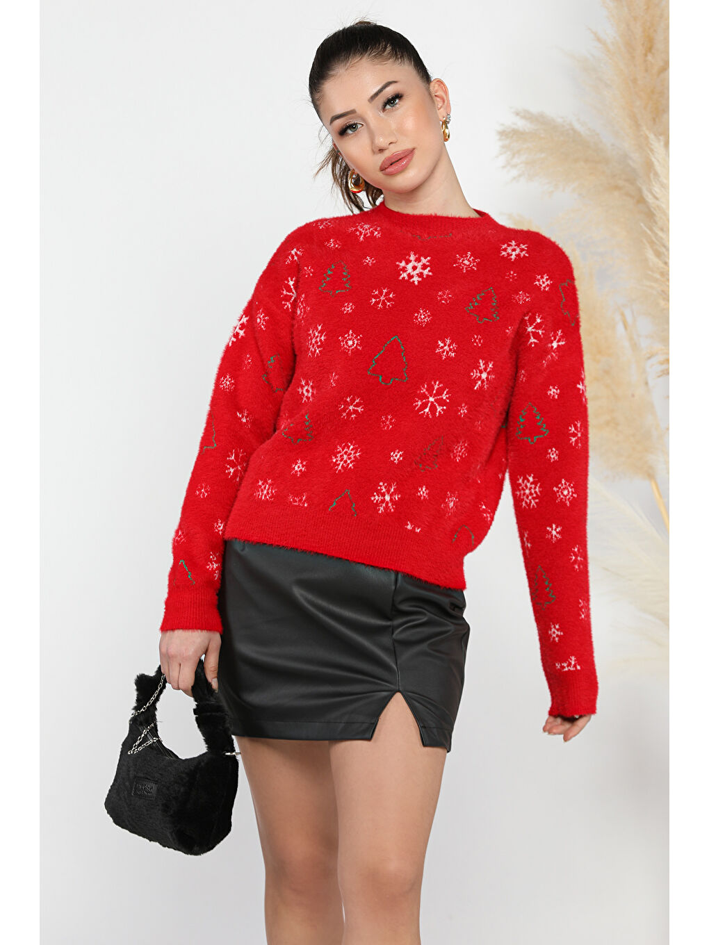 Kırmızı Kadın Yılbaşı Temalı Şardonlu  İplik Triiko Kazak-1