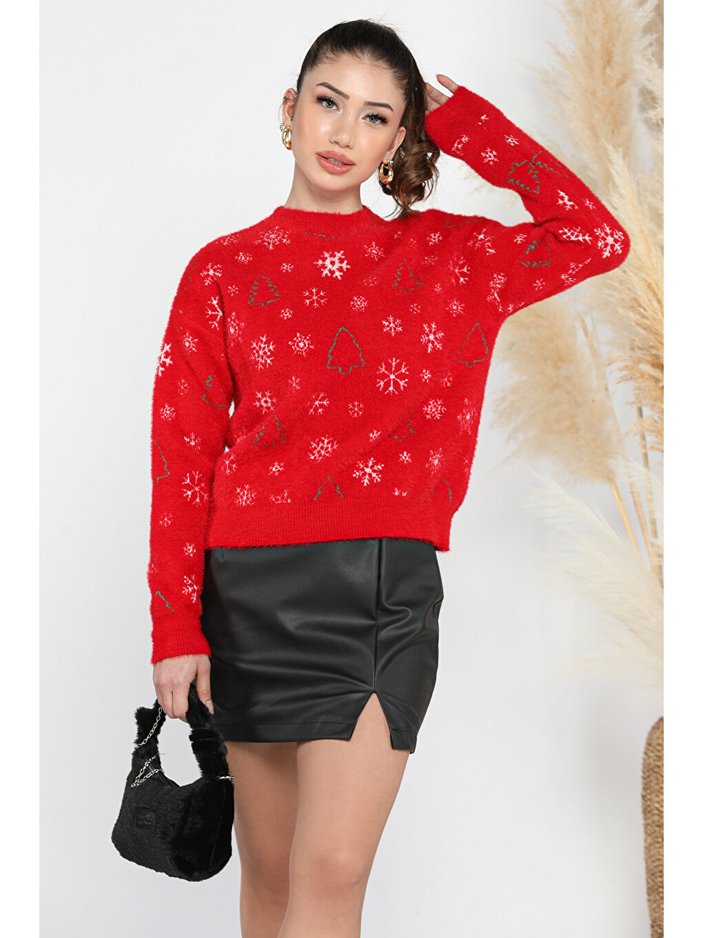 Kırmızı Kadın Yılbaşı Temalı Şardonlu  İplik Triiko Kazak-2