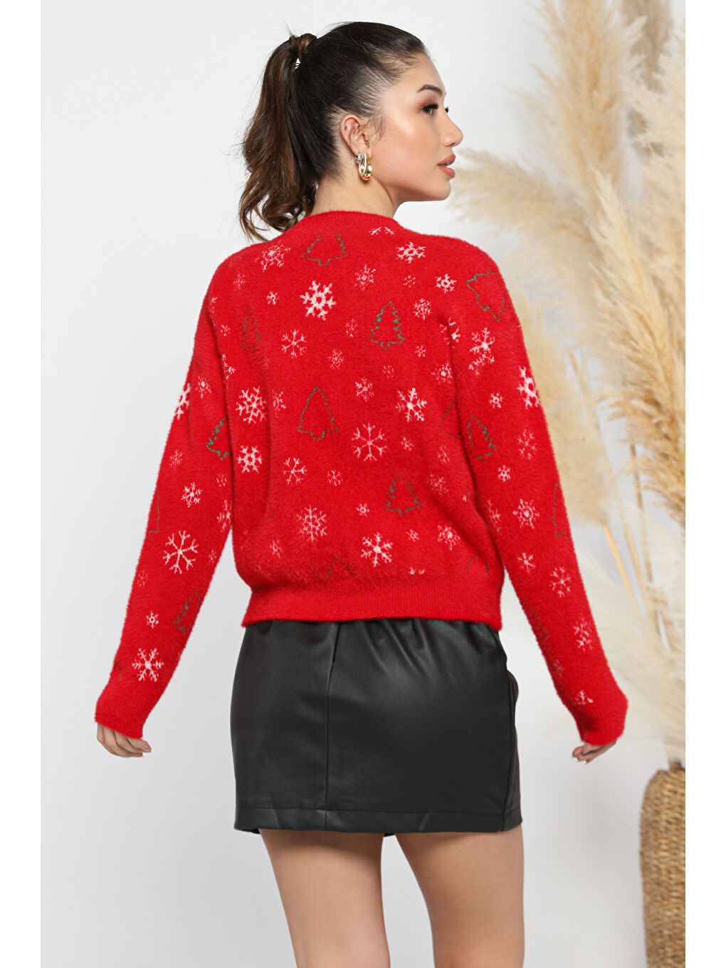 Kırmızı Kadın Yılbaşı Temalı Şardonlu  İplik Triiko Kazak-3