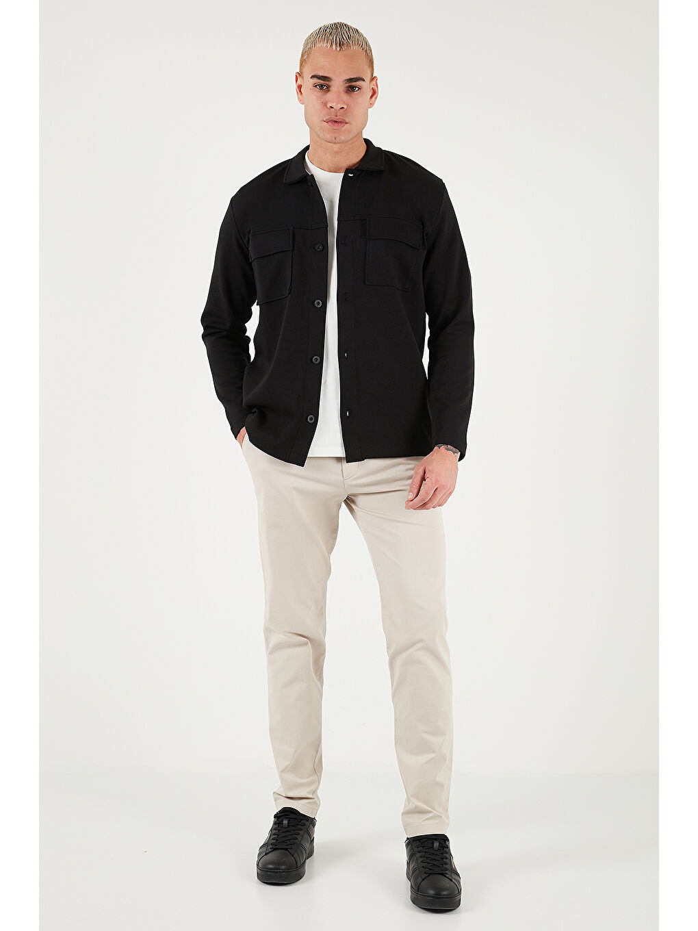 Siyah Pamuklu Regular Fit Klasik Yaka Göğüs Cep Detaylı Gömlek 5901220-1