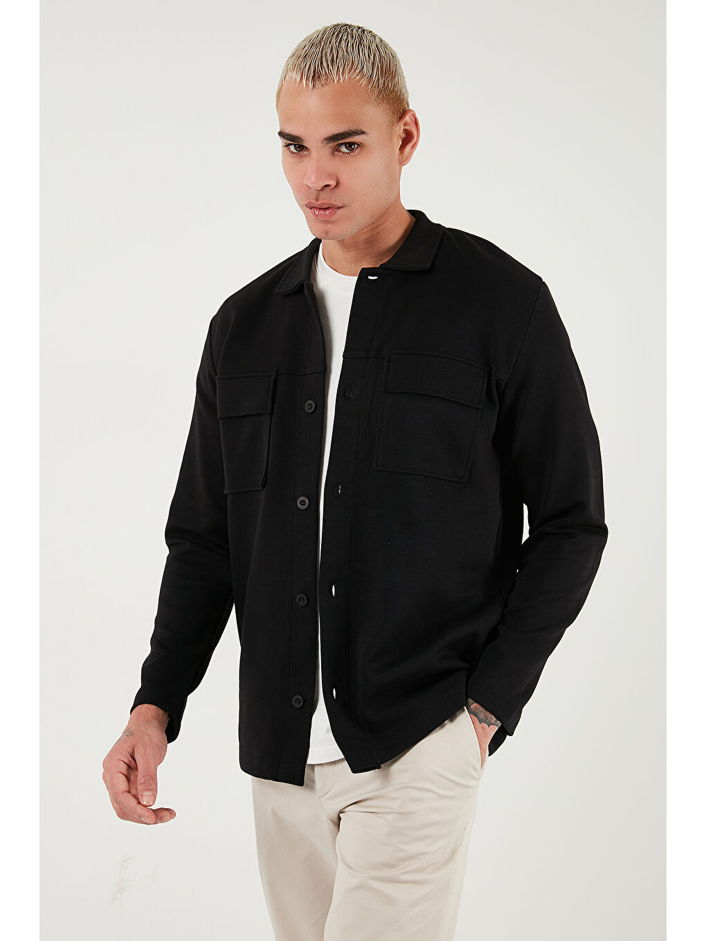 Siyah Pamuklu Regular Fit Klasik Yaka Göğüs Cep Detaylı Gömlek 5901220-2