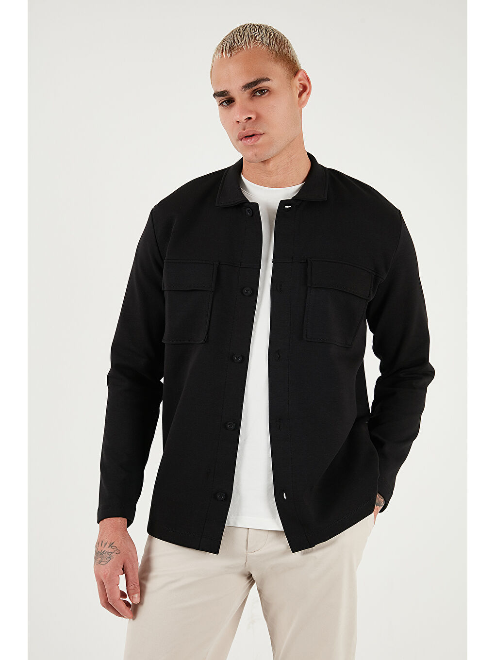 Siyah Pamuklu Regular Fit Klasik Yaka Göğüs Cep Detaylı Gömlek 5901220-3