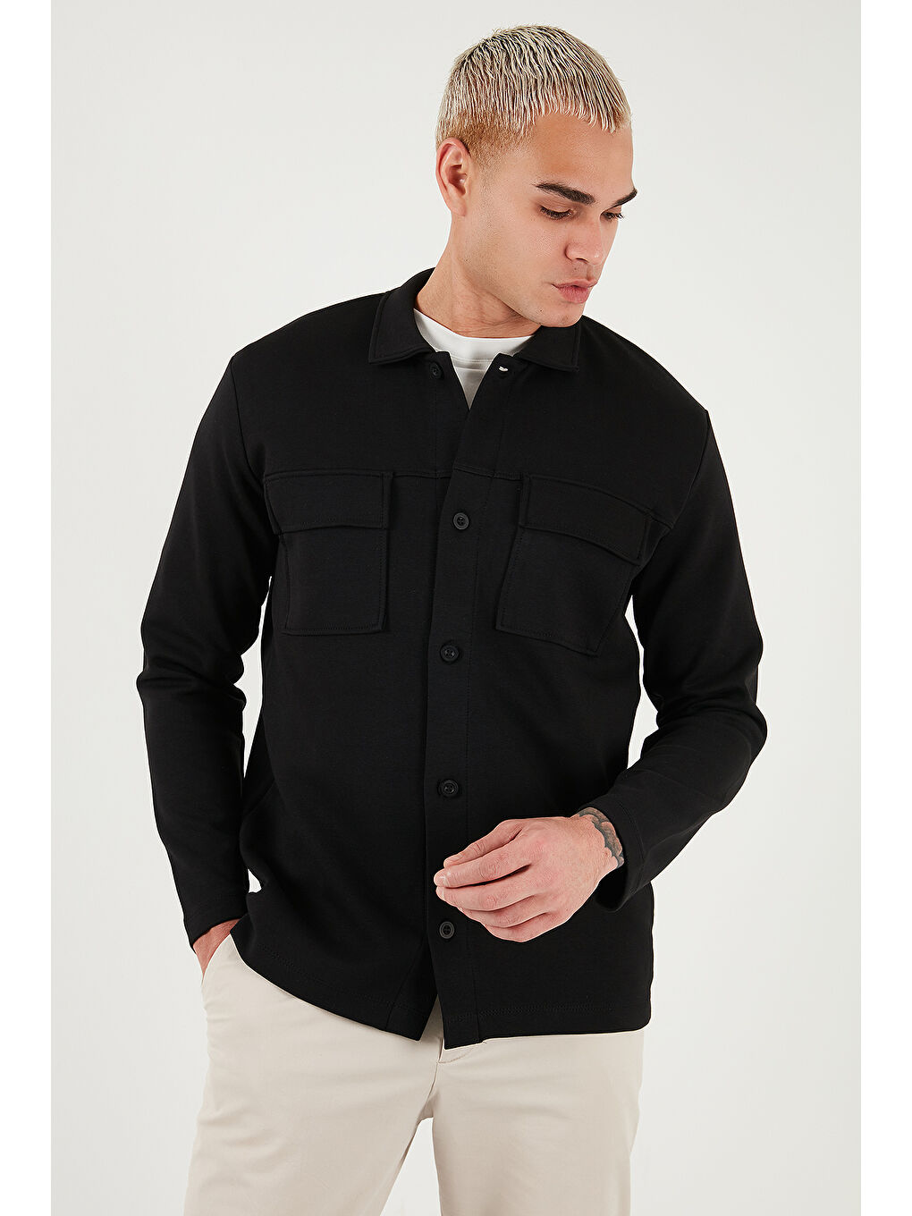 Siyah Pamuklu Regular Fit Klasik Yaka Göğüs Cep Detaylı Gömlek 5901220-4