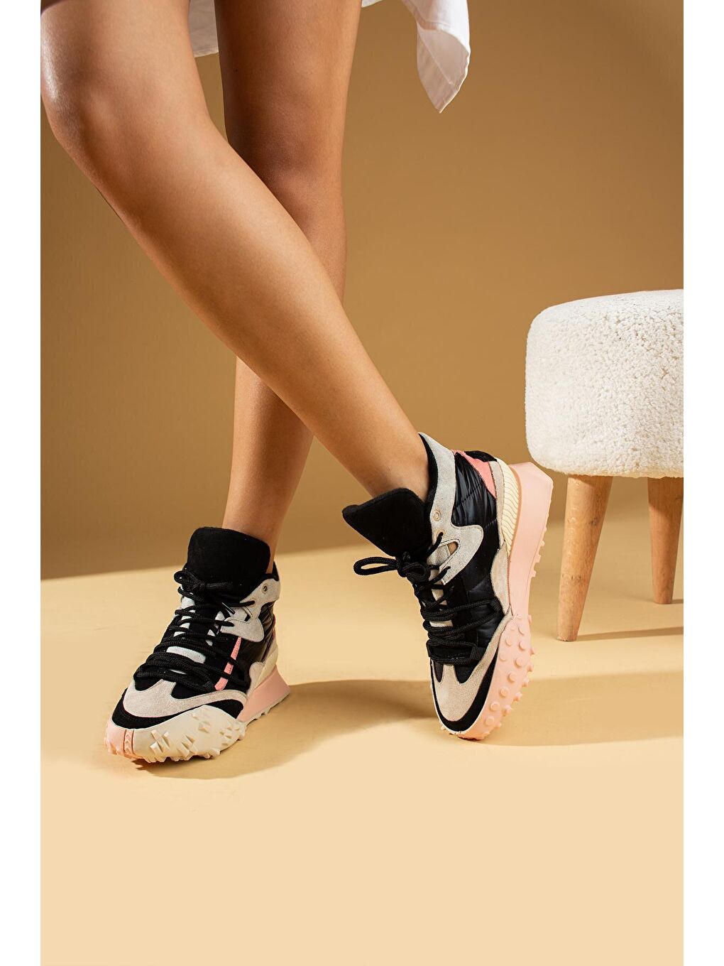 Siyah Bağcıklı Rahat Kaymaz Taban Bilekte Spor Kadın Bot&Bootie 36-180-23