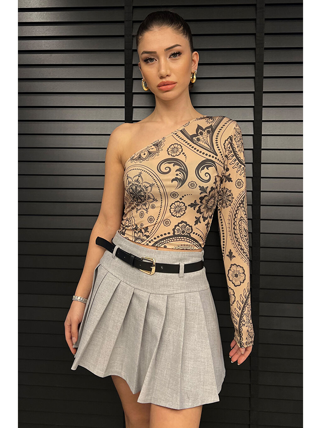 Bej Desenli Tek Kol Detaylı Kadın Croptop Bluz