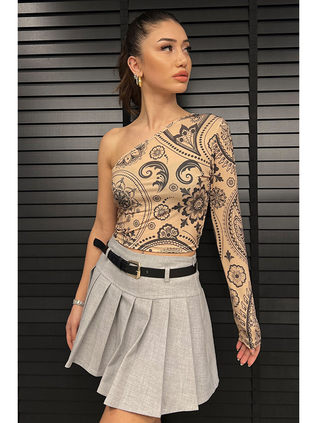 Bej Desenli Tek Kol Detaylı Kadın Croptop Bluz-1