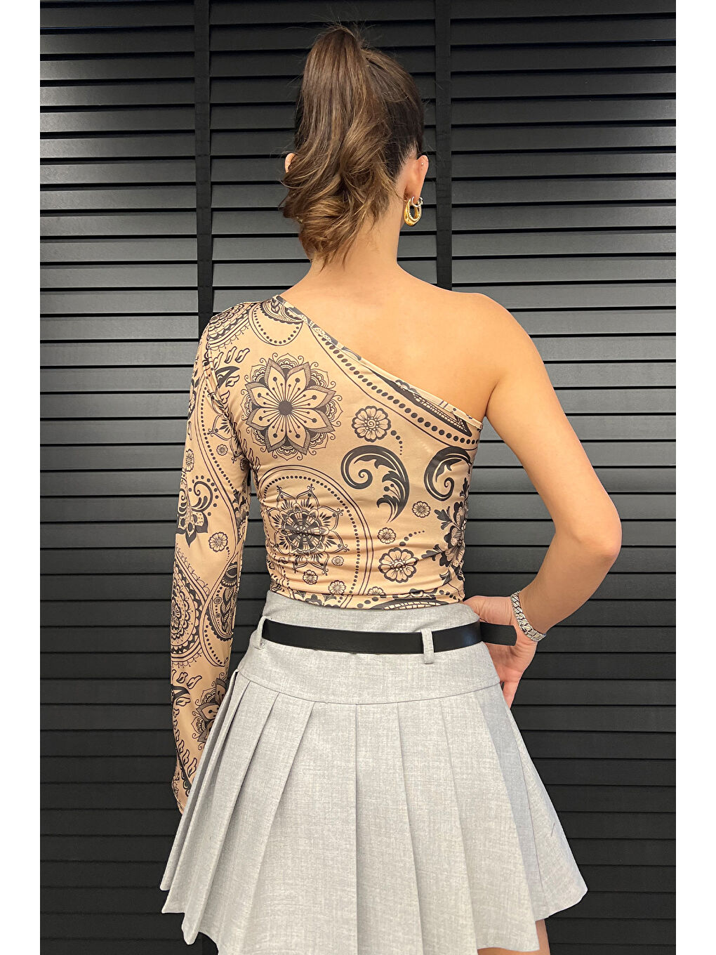Bej Desenli Tek Kol Detaylı Kadın Croptop Bluz-2