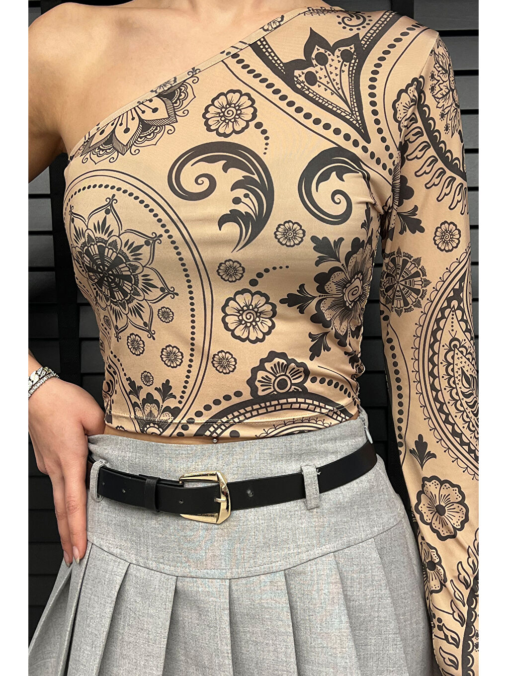 Bej Desenli Tek Kol Detaylı Kadın Croptop Bluz-3