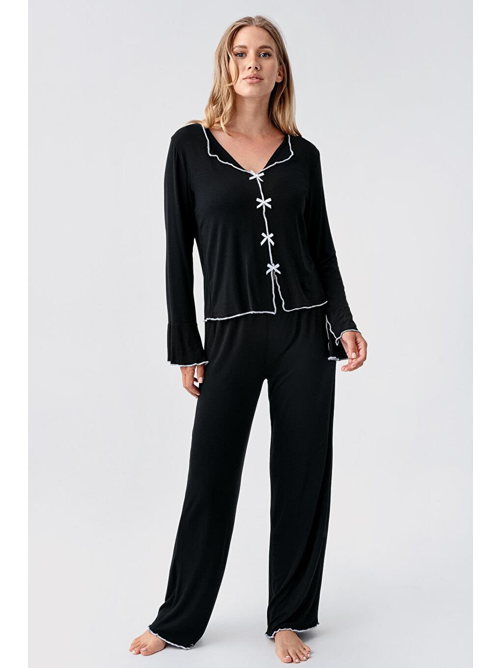 Siyah Uzun Kollu Kurdele Fiyonk Detaylı Esnek Viskoz Pijama Takım 18208